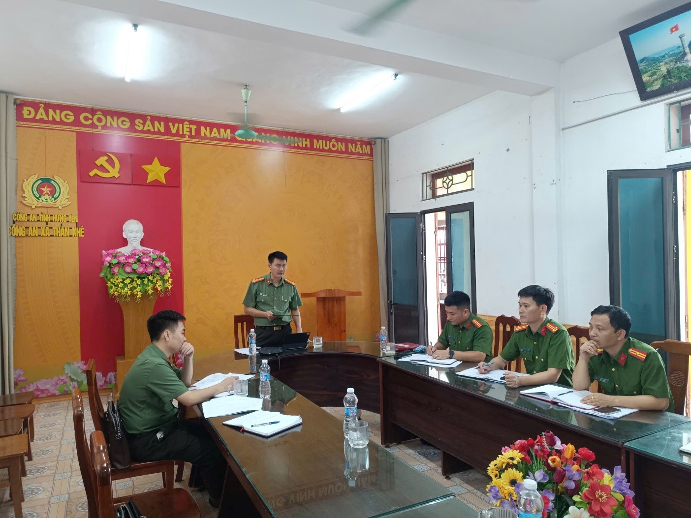 Tổ công tác Công an tỉnh kiểm tra kết quả thực hiện công tác Công an 6 tháng đầu năm 2026 tại Công an xã Thần Khê