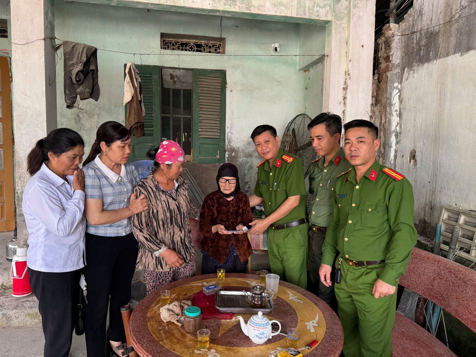 Công an xã Diên Hà lan tỏa phong trào thi đua “Ba nhất” gắn với nghĩa cử nhân văn