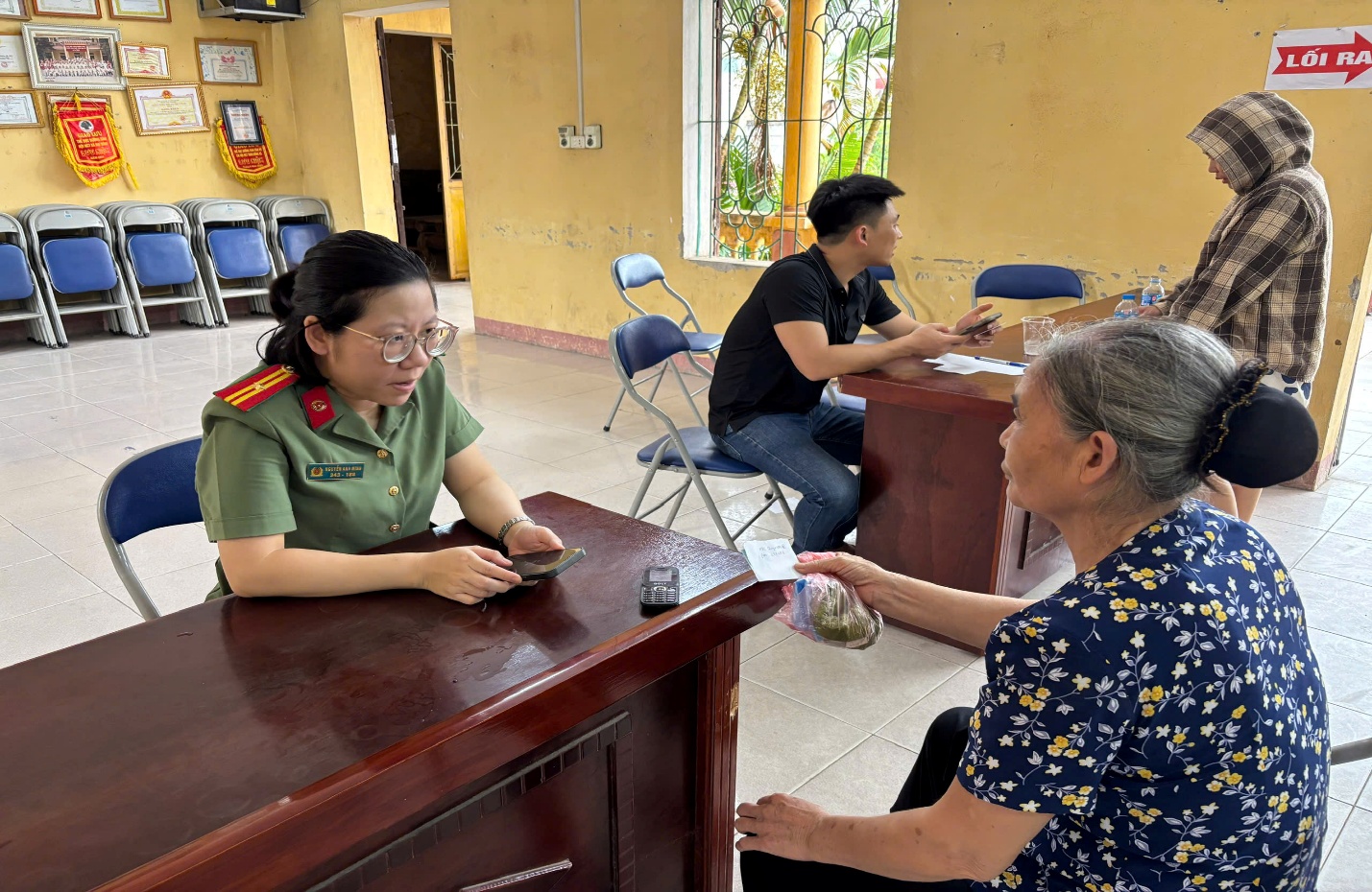 Phòng An ninh kinh tế phối hợp Công an xã Đại Đồng hỗ trợ người dân kích hoạt tài khoản định danh trên ứng dụng VNeID