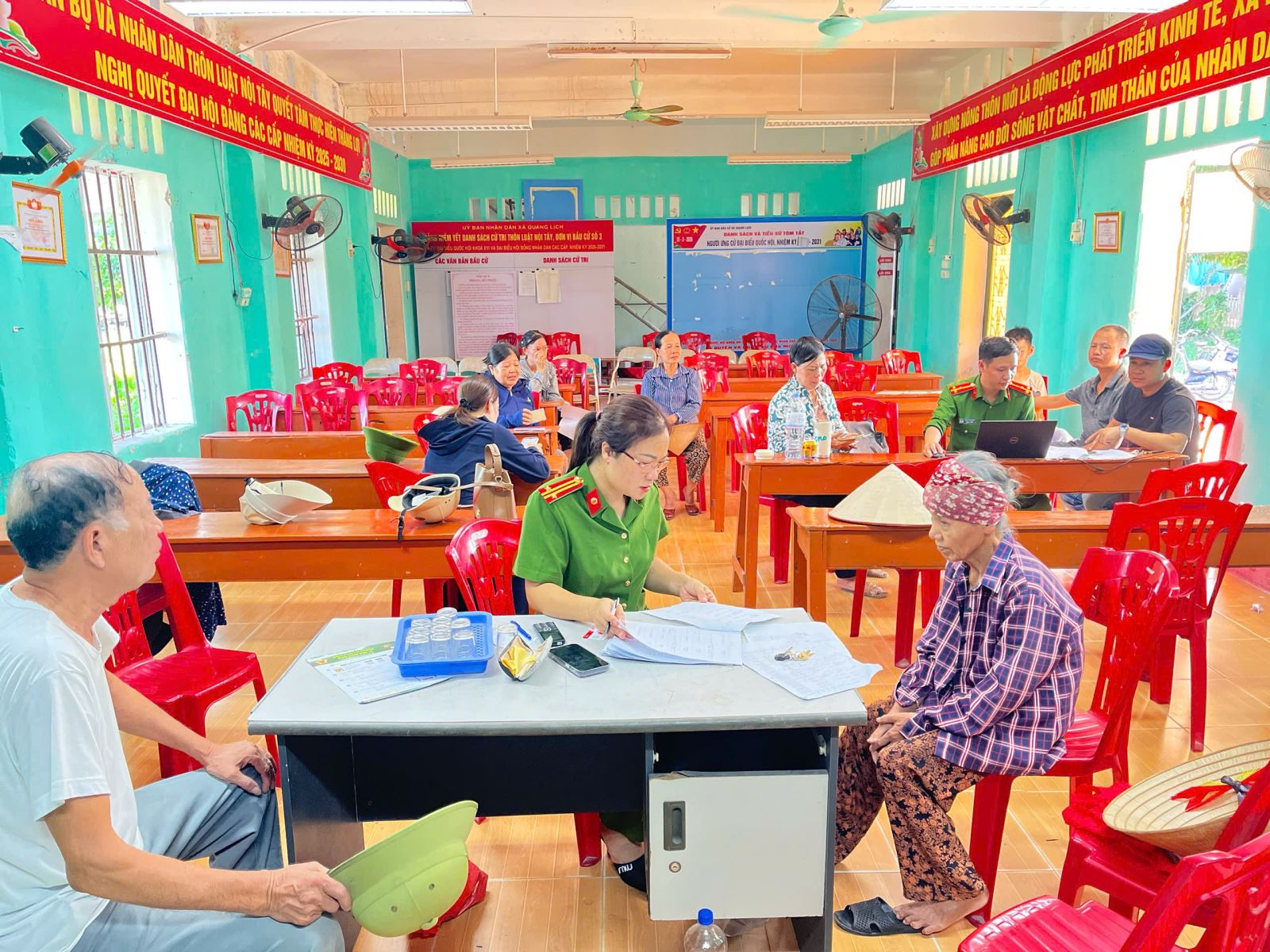 TĂNG CƯỜNG HƯỚNG DẪN CÔNG DÂN KÍCH HOẠT TÀI KHOẢN ĐỊNH DANH ĐIỆN TỬ VNEID MỨC ĐỘ 2 TRÊN ĐỊA BÀN XÃ QUANG LỊCH