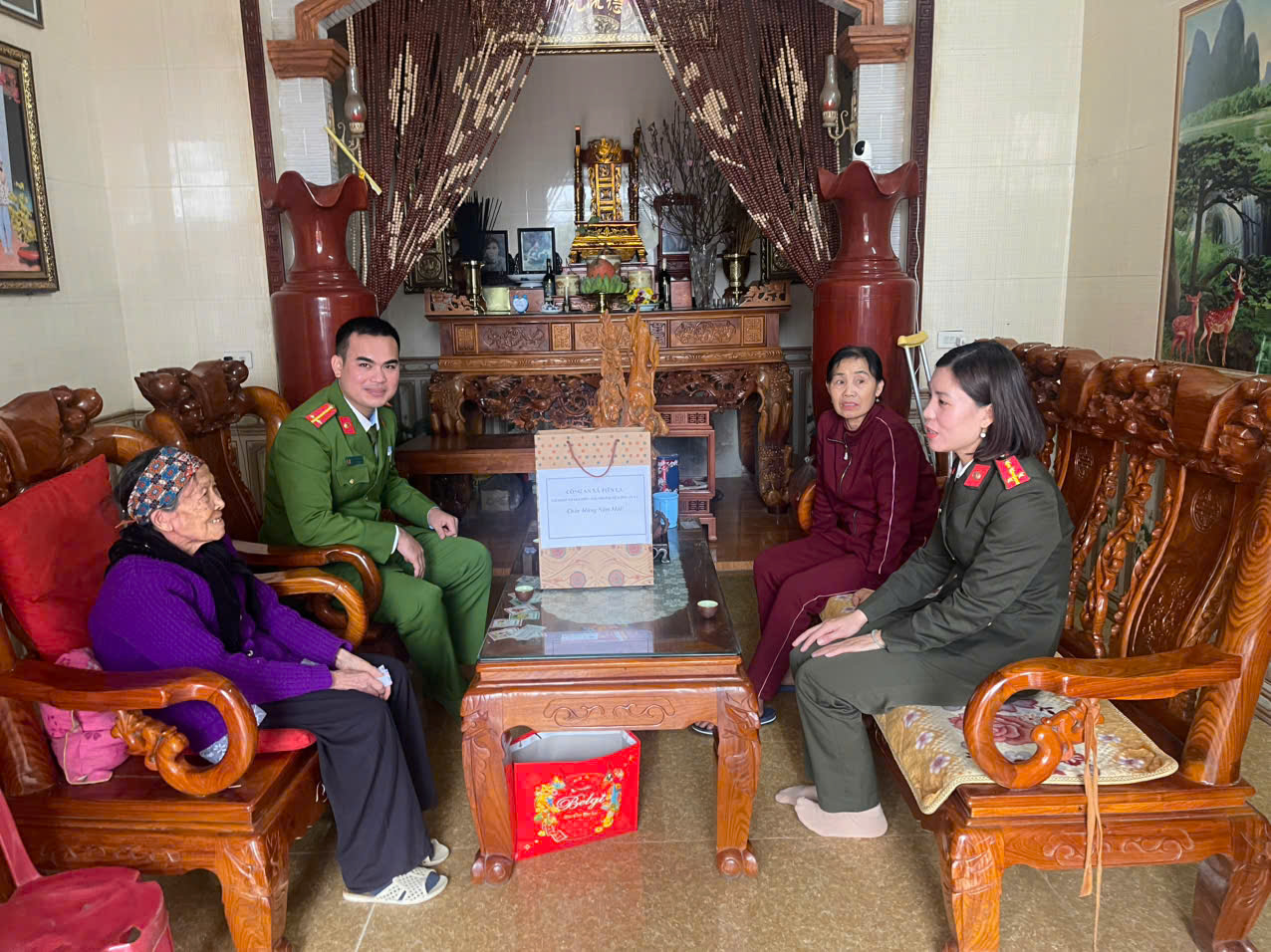 Công an xã Tiên La tổ chức thăm hỏi, tặng quà nhân dịp Tết Nguyên đán Bính Ngọ 2026