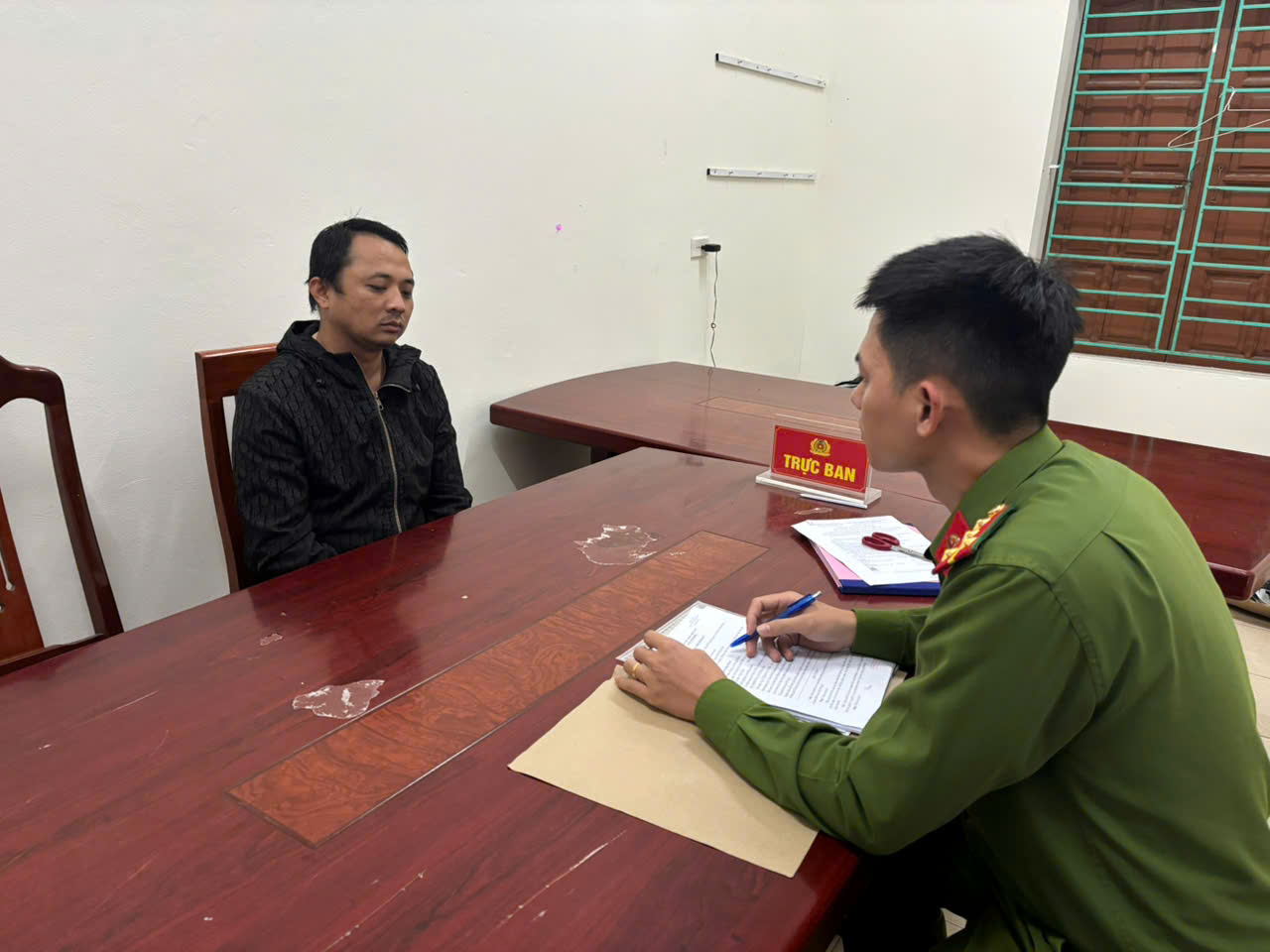 Công an xã Tiên La nhanh chóng điều tra làm rõ, bắt giữ đối tượng trộm cắp tài sản sau 12 tiếng tiếp nhận tin báo.