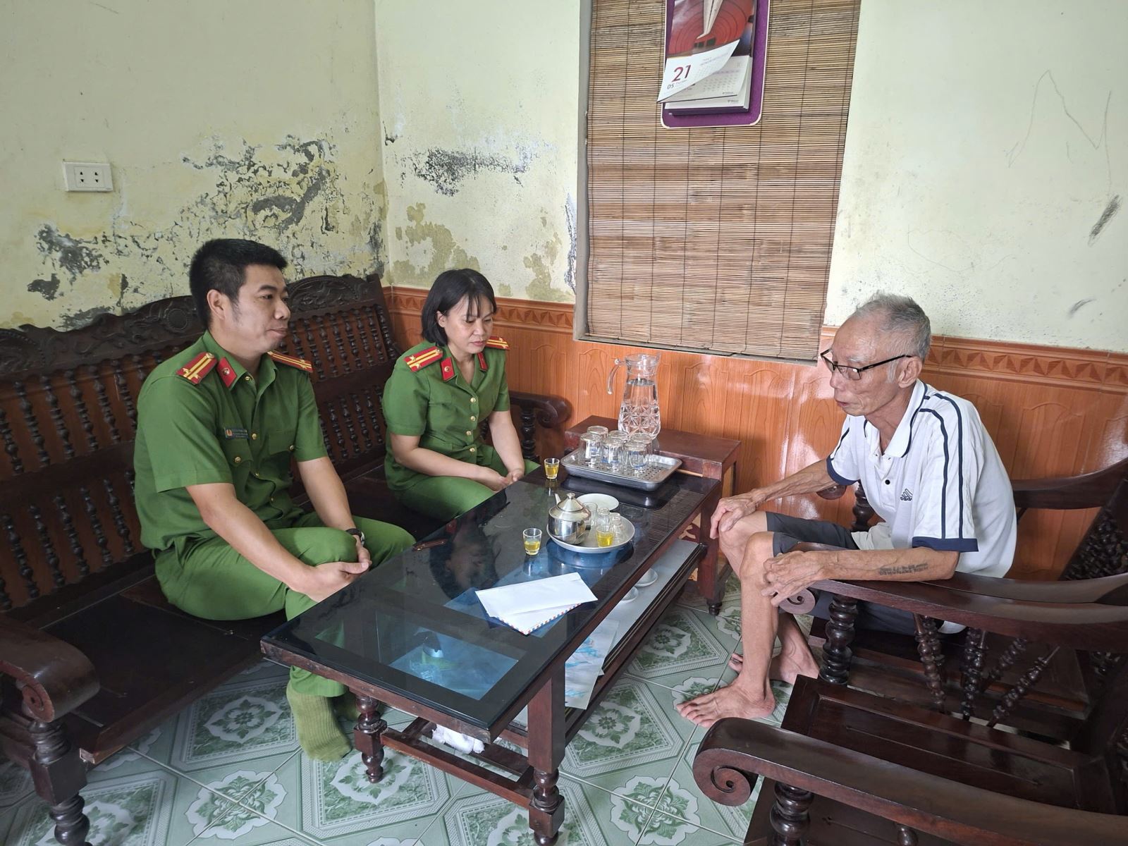 Công an xã Hồng Minh kịp thời hỗ trợ học sinh khó khăn đang điều trị xuất huyết não trên địa bàn xã