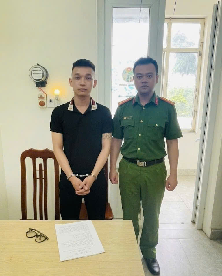 Công an xã Đồng Châu vận động đối tượng truy nã ra đầu thú.