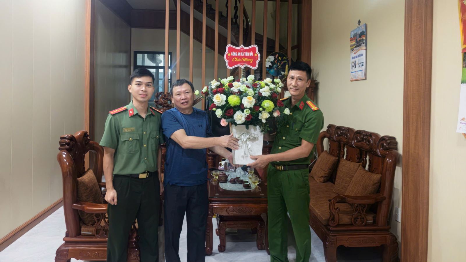 Công an xã Tiền Hải thăm hỏi, tặng quà nguyên lãnh đạo Công an huyện và cán bộ, chiến sĩ có hoàn cảnh khó khăn nhân kỷ niệm 80 năm ngày truyền thống lực lượng an ninh nhân dân (12/7/1946 - 12/7/2026).