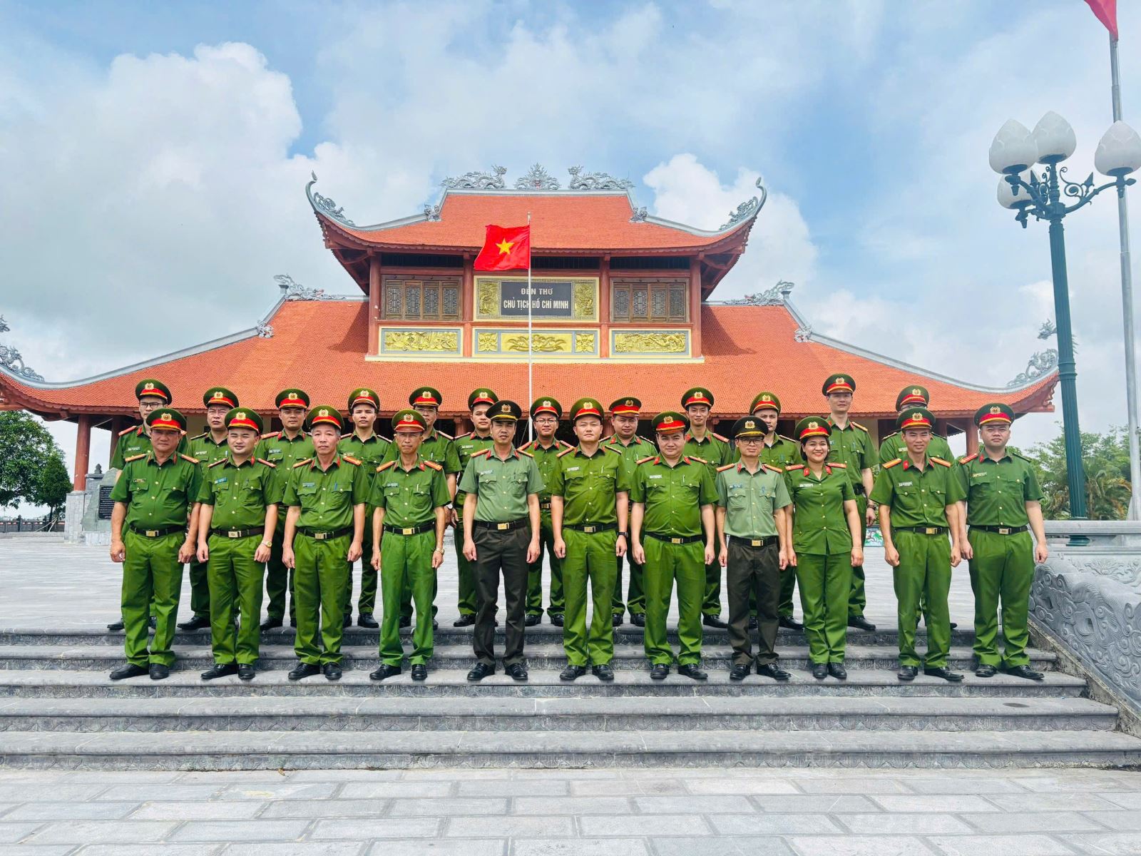 Công an xã Đồng Châu dâng hương tưởng niệm Chủ tịch Hồ Chí Minh nhân kỷ niệm 136 năm Ngày sinh của Người