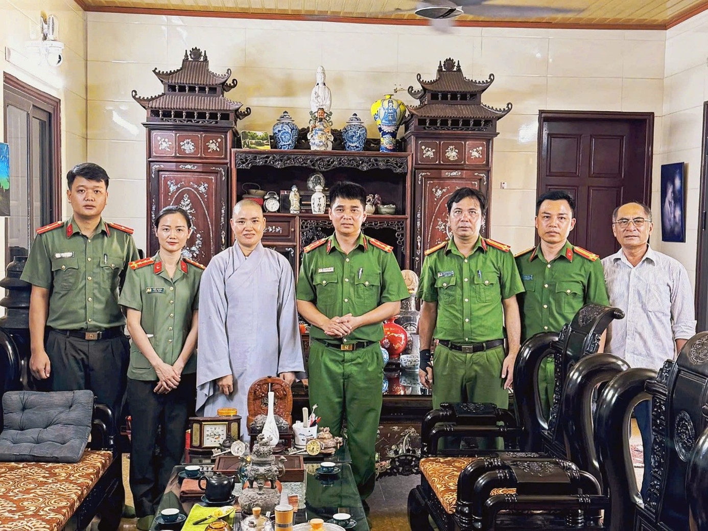 Công an xã Bắc Đông Quan thăm và chúc mừng đến các vị chức sắc, tăng ni, phật tử tại các chùa trên địa bàn xã nhân dịp Đại lễ Phật đản năm 2026