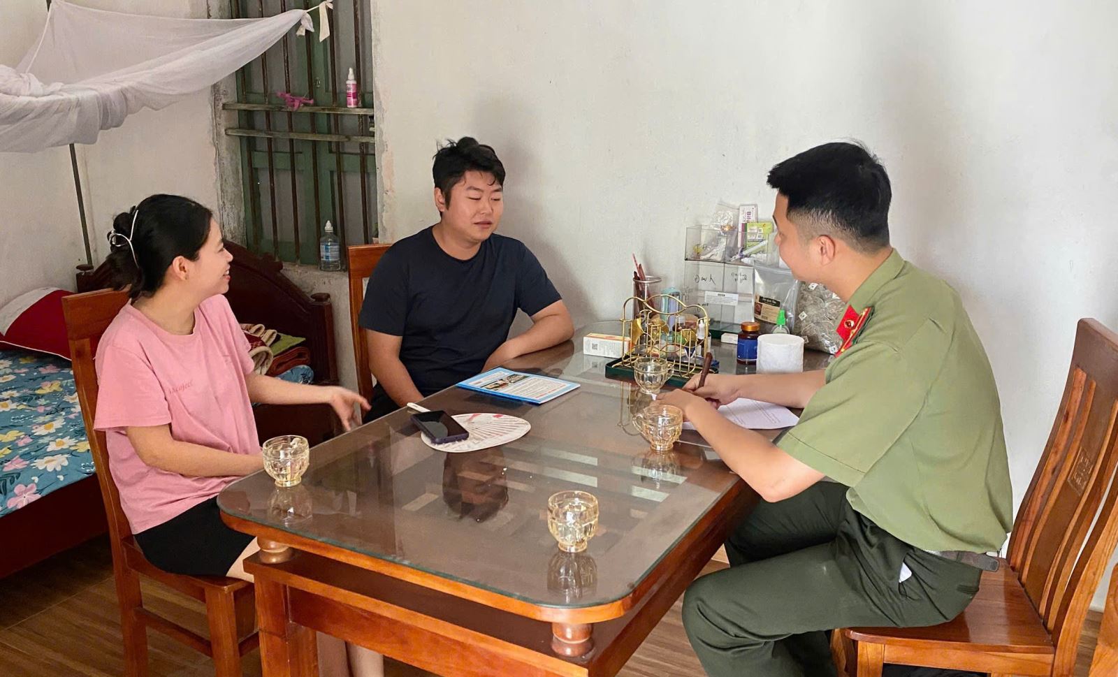 Công an xã Tân Tiến tăng cường công tác kiểm tra lưu trú của người nước ngoài trên địa bàn