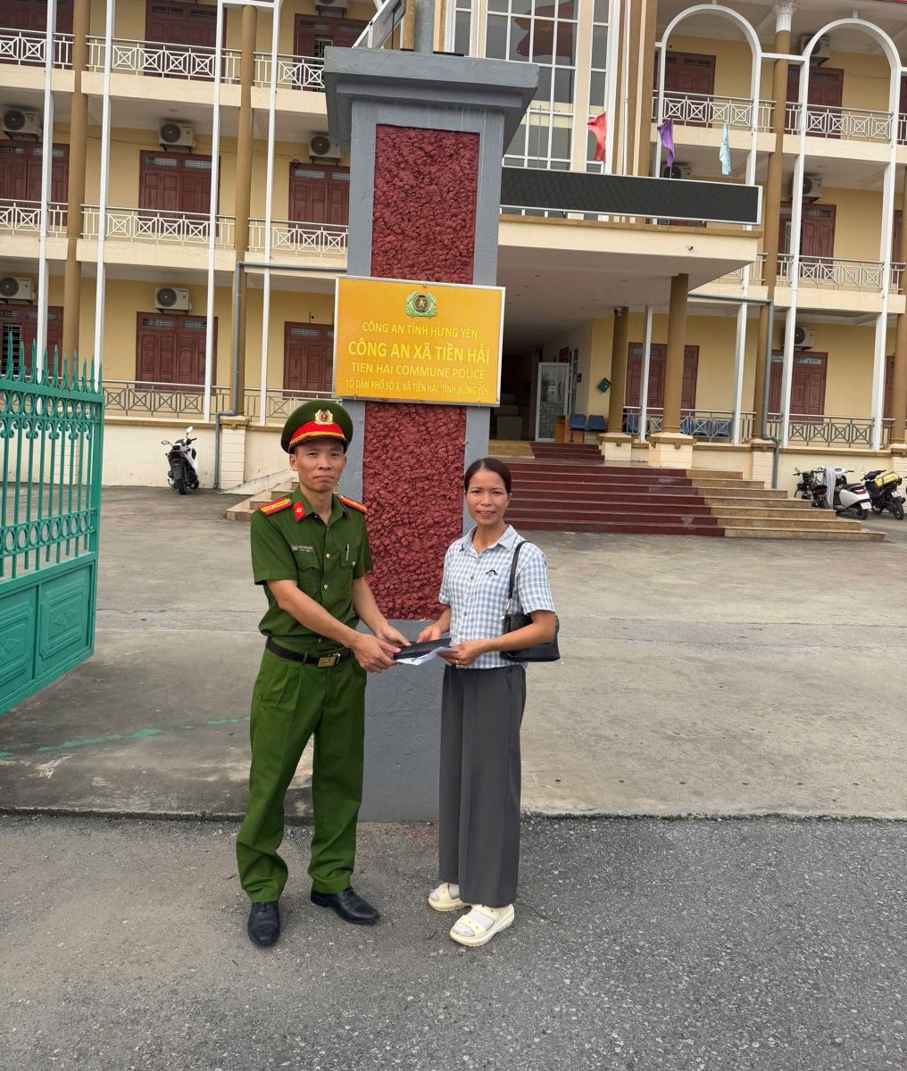 Công an xã Tiền Hải trao trả tài sản thất lạc cho công dân
