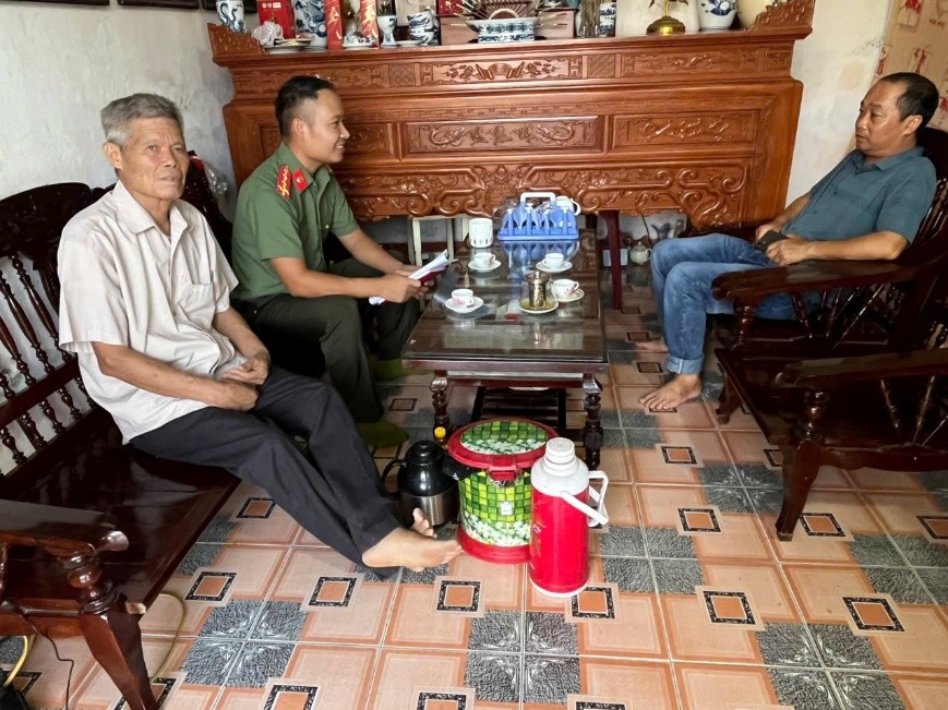 Công an phường Đường Hào tăng cường nắm tình hình Nhân dân trước thông tin về chủ trương sáp nhập thôn, tổ dân phố chưa đảm bảo tiêu chuẩn về dân số, diện tích