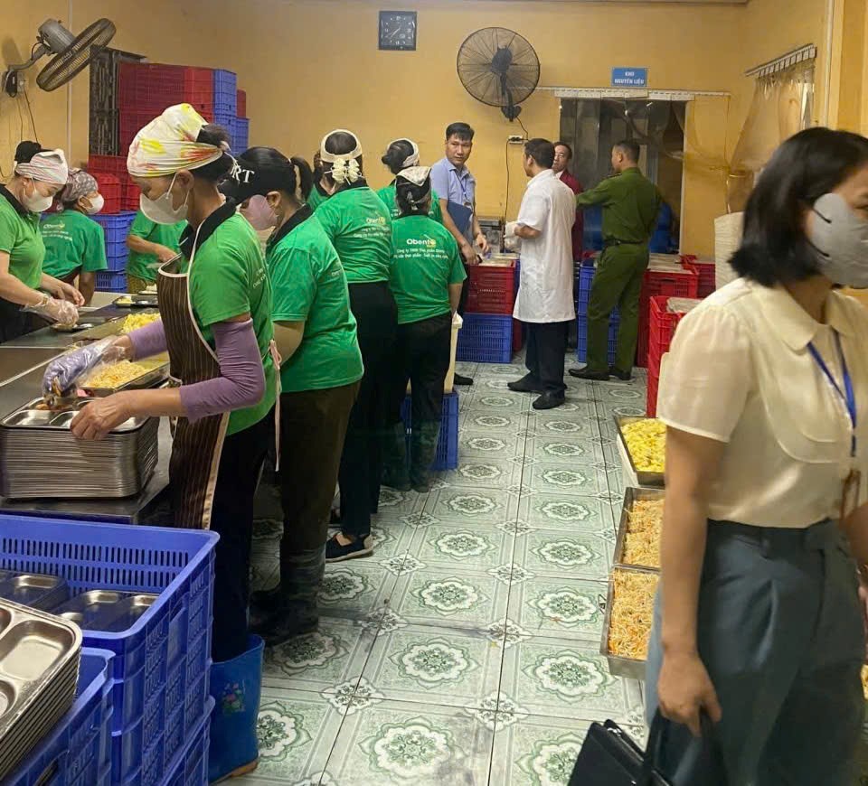 Công an phường Đường Hào phối hợp kiểm tra, giám sát an toàn thực phẩm tại các cơ sở giáo dục trên địa bàn