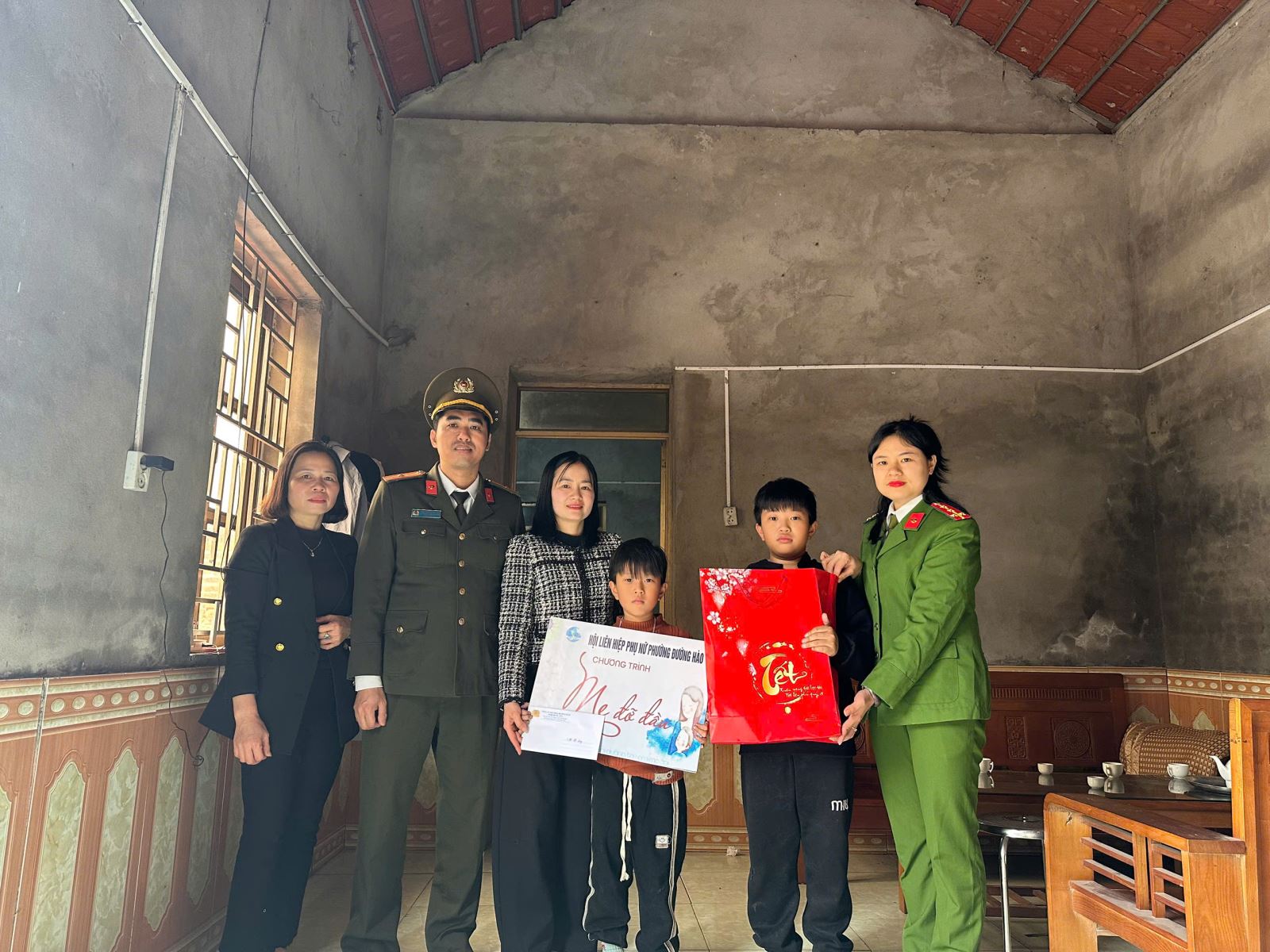 Công an phường Đường Hào tặng quà bảo trợ trẻ em cơ nhỡ, người có hoàn cảnh khó khăn nhân dịp Tết Nguyên đán Bính Ngọ 2026