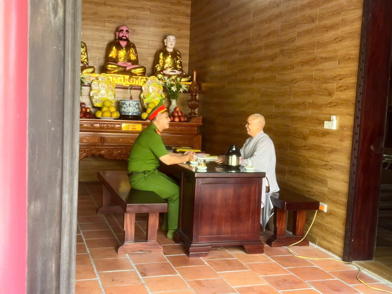 Công an phường Đường Hào vận động các cơ sở tôn giáo treo cờ Tổ quốc chào mừng ngày 30/4