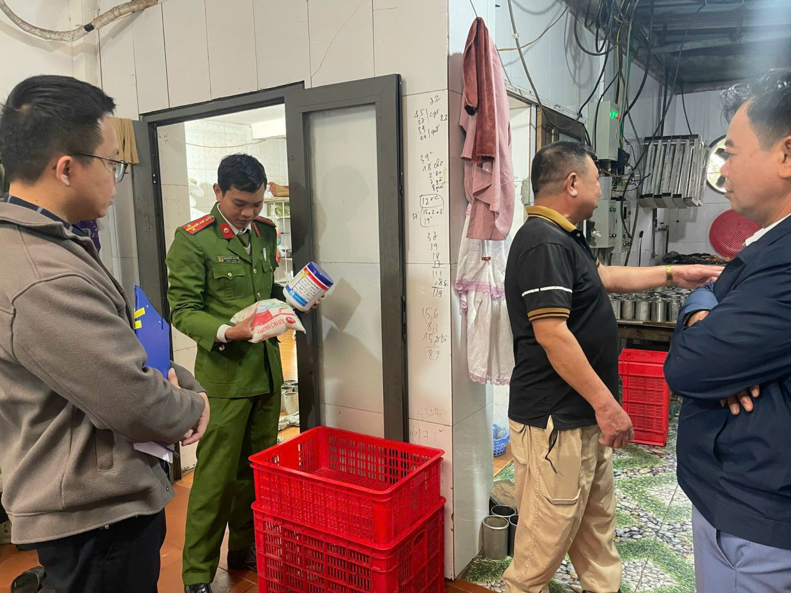 Công an xã Đồng Châu phối hợp kiểm tra vệ sinh an toàn thực phẩm trên địa bàn