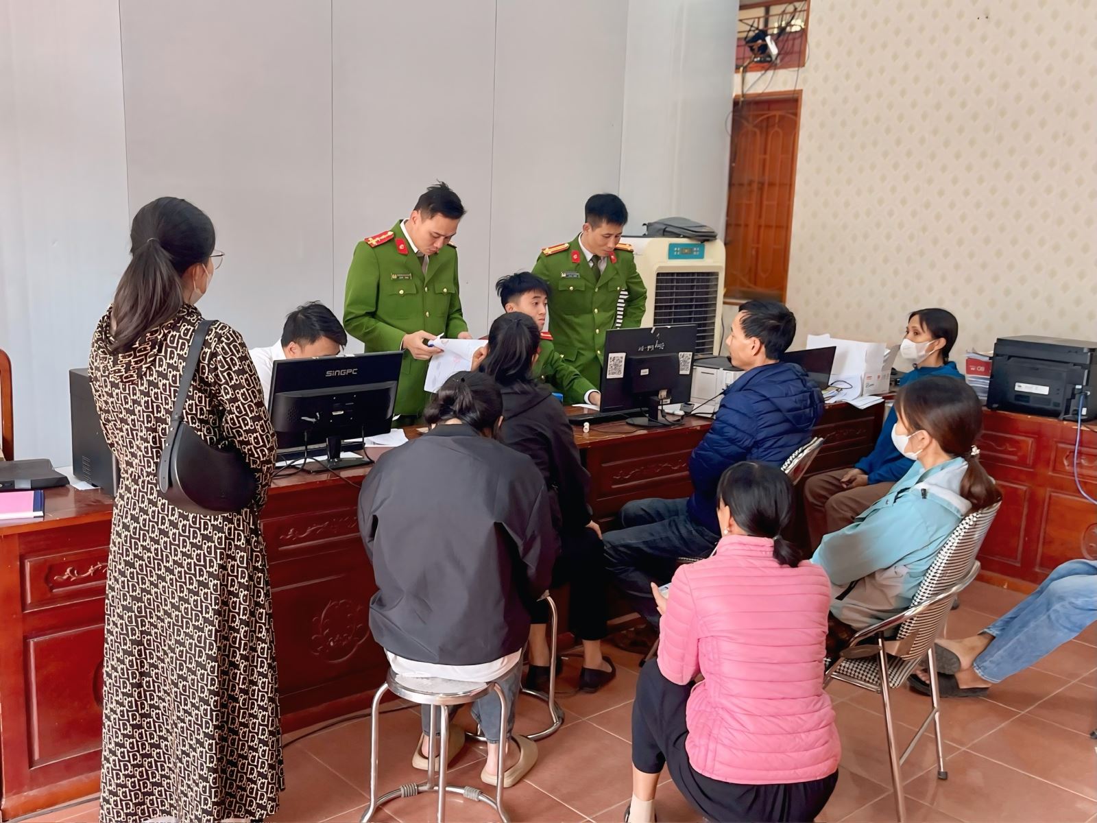 Công an xã Bắc Đông Quan: Đẩy mạnh làm sạch dữ liệu đăng ký phương tiện, giấy phép lái xe và số hóa hồ sơ xe