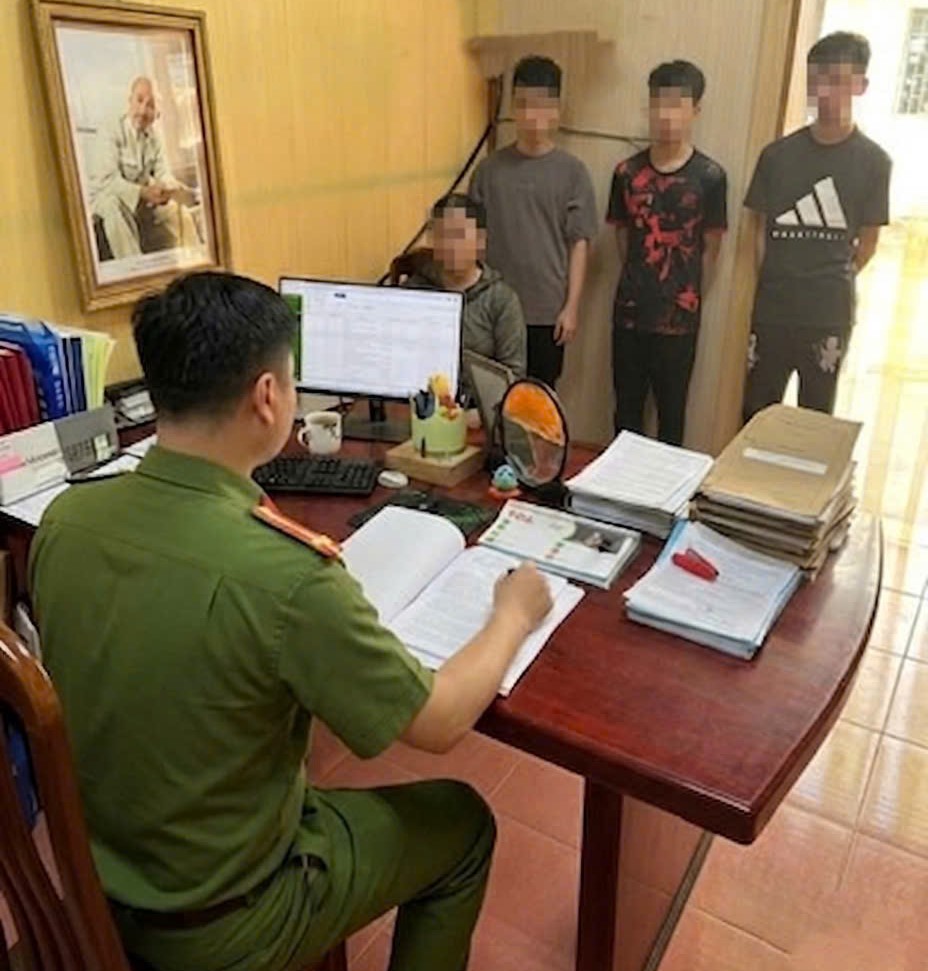 Công an xã Hồng Minh tăng cường tuyên truyền, kiên quyết xử lý các trường hợp thả diều vi phạm quy định trên địa bàn