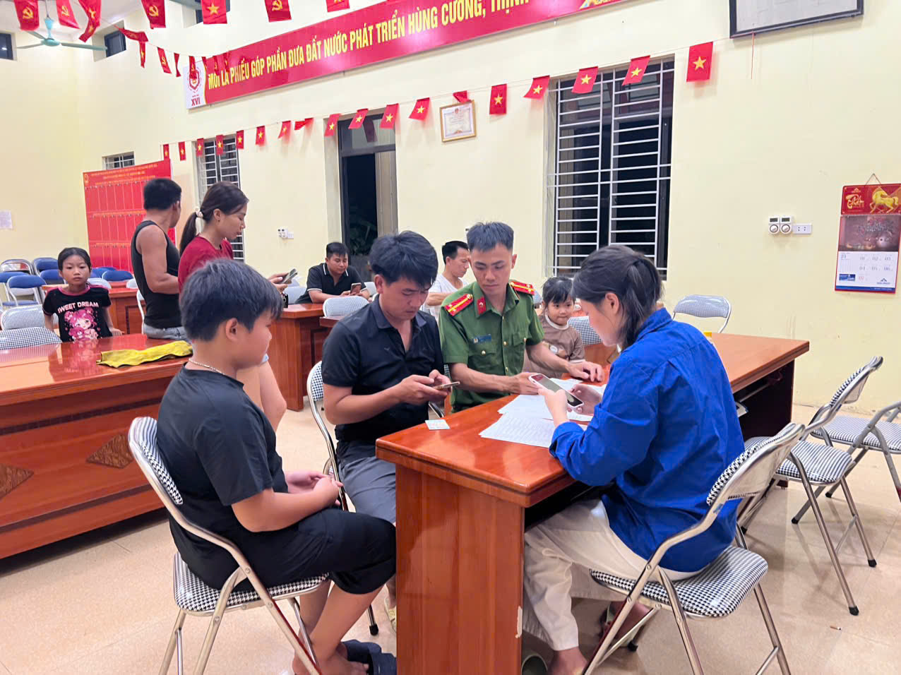 Công an xã Tiên Tiến phối hợp Đoàn Thanh niên hướng dẫn người dân trên địa bàn kích hoạt tài khoản định danh điện tử mức độ 2 