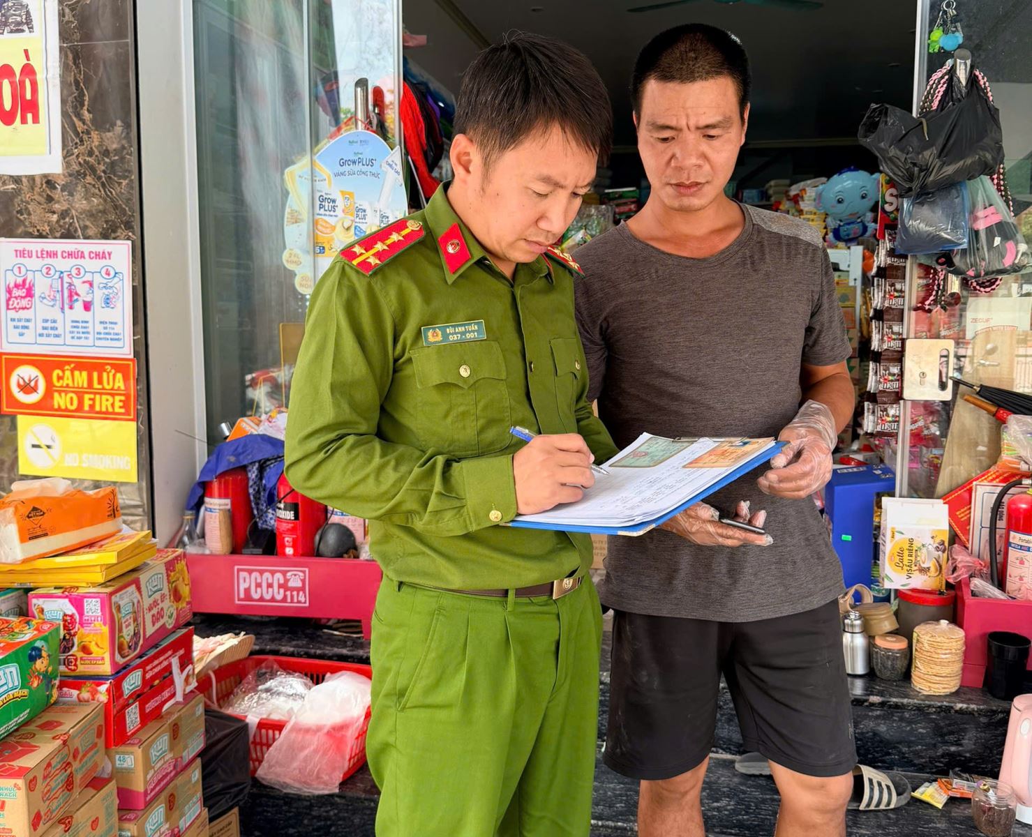 Công an xã Xuân Trúc: Tổ chức tổng rà soát, làm sạch dữ liệu đăng ký phương tiện, giấy phép lái xe và số hóa hồ sơ đăng ký xe trên địa bàn xã