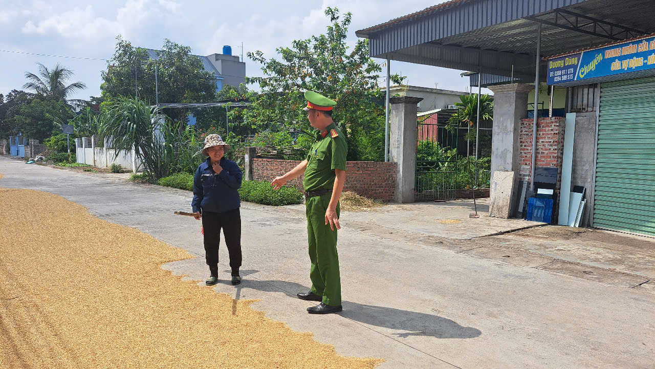 Công an xã Minh Thọ phối hợp lực lượng an ninh trật tự cơ sở tuyên truyền, nhắc nhở người dân không phơi nông sản trên lòng, lề đường để bảo đảm an toàn giao thông