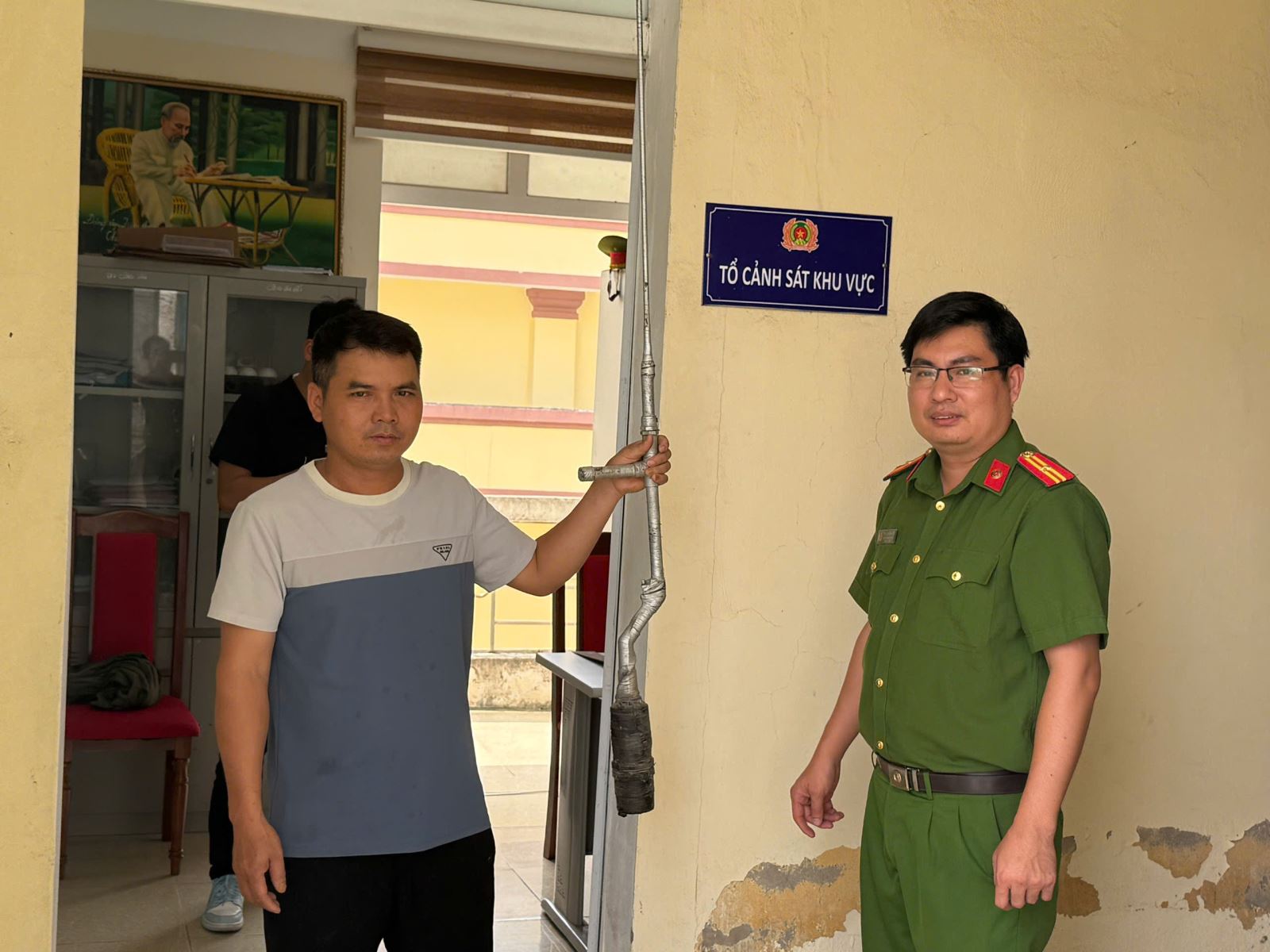 Công an xã Hiệp Cường vận động người dân giao nộp vũ khí, công cụ hỗ trợ