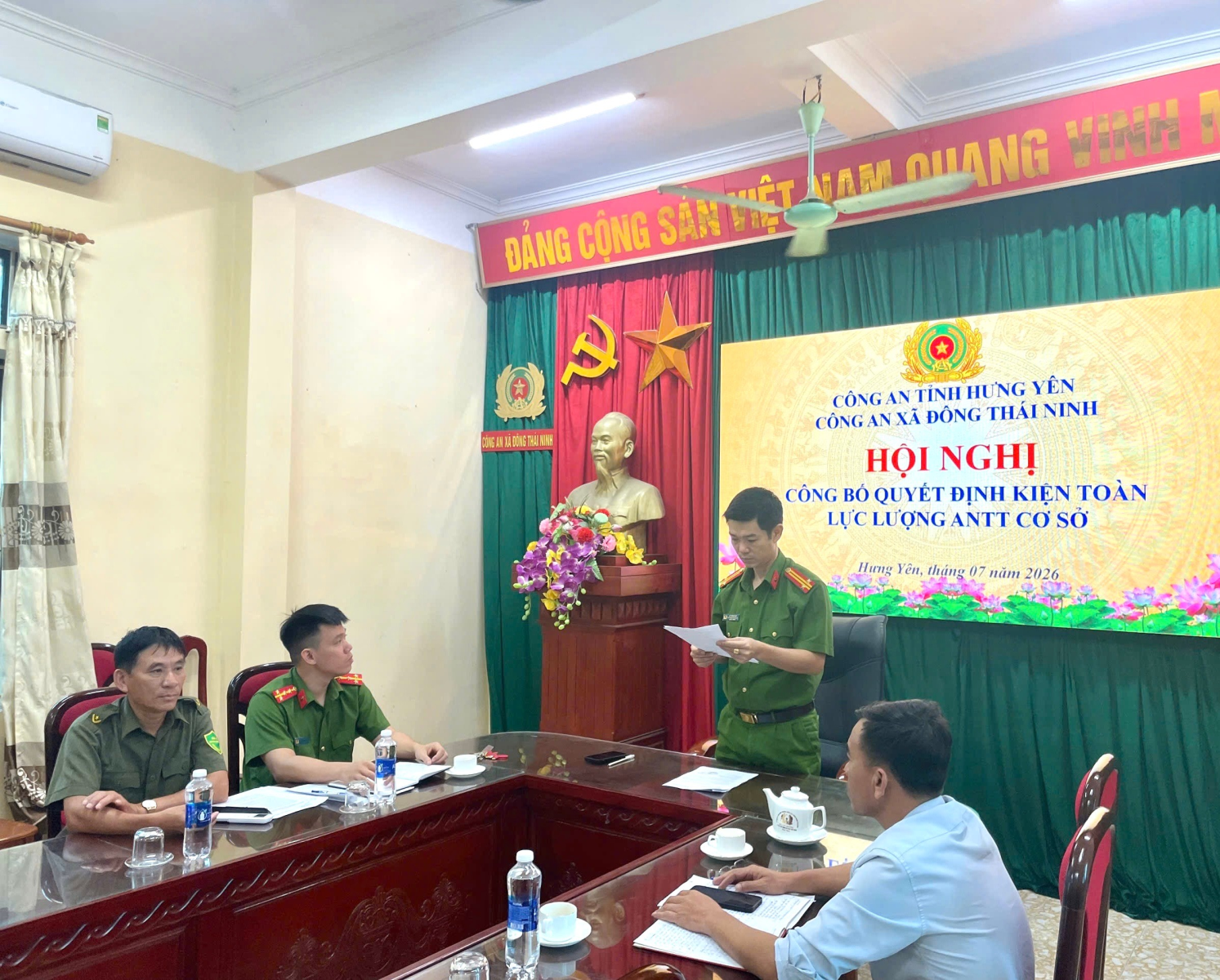 Công an xã Đông Thái Ninh tổ chức Hội nghị công bố Quyết định kiện toàn lực lượng tham gia bảo vệ ANTT ở cơ sở