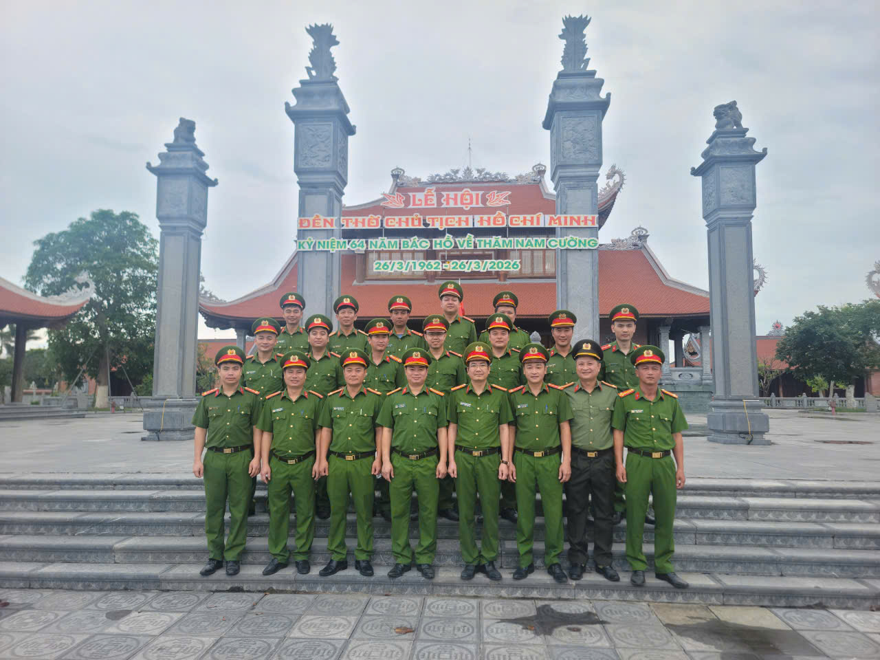 Công an xã Hưng Phú tổ chức dâng hương tưởng niệm nhân kỷ niệm Ngày sinh của Chủ tịch Hồ Chí Minh