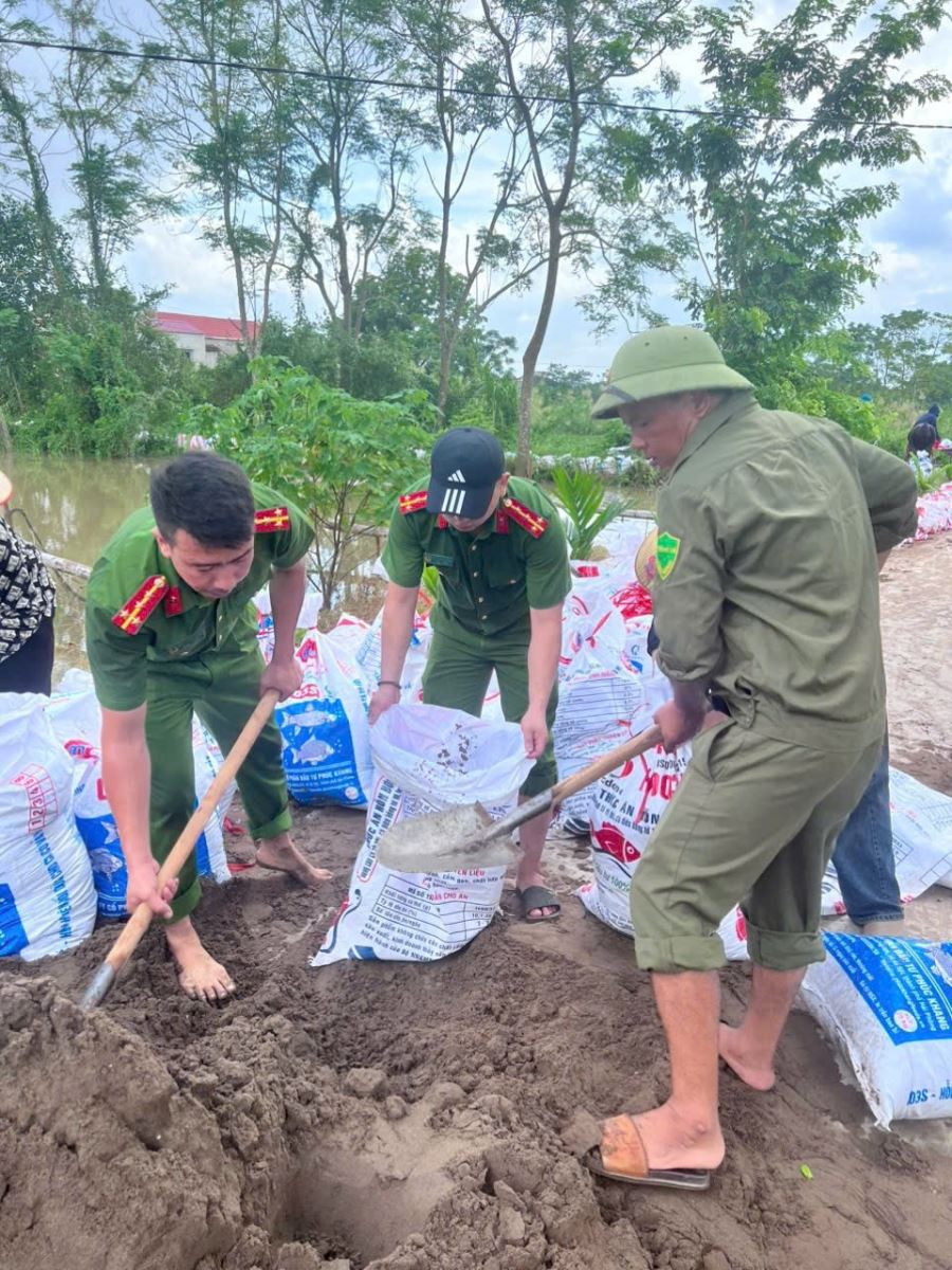 Công an xã Tiên Lữ đồng hành cùng nhân dân phòng, chống bão, lũ trên địa bàn