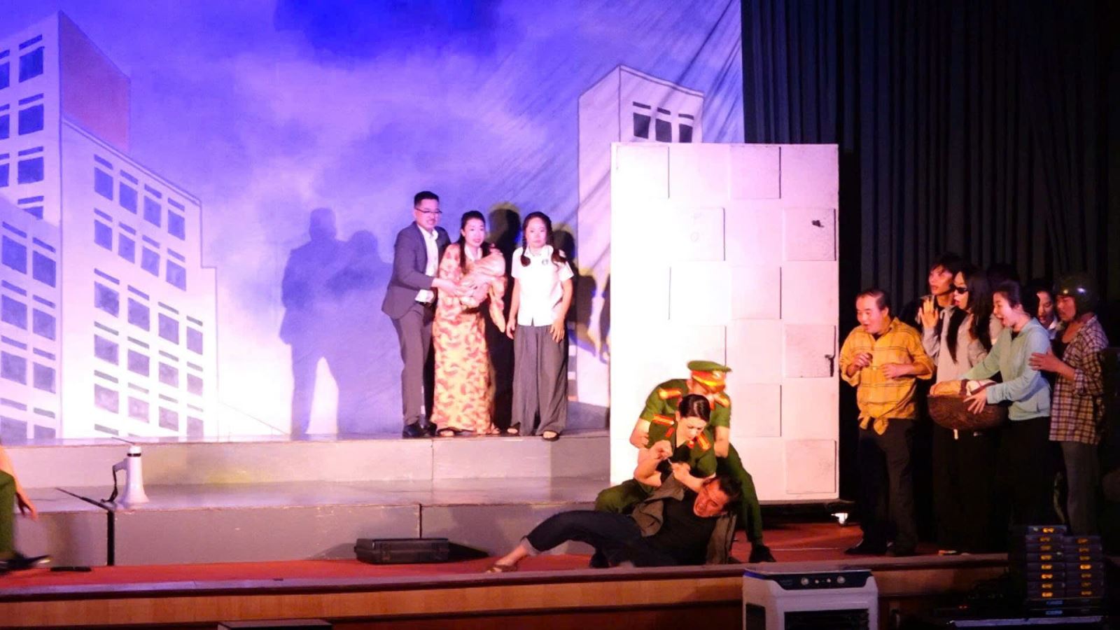 Công an xã Quỳnh Phụ tham mưu, phối hợp tổ chức và bảo đảm an ninh, trật tự buổi biểu diễn vở kịch “Hoa thép” trên địa bàn