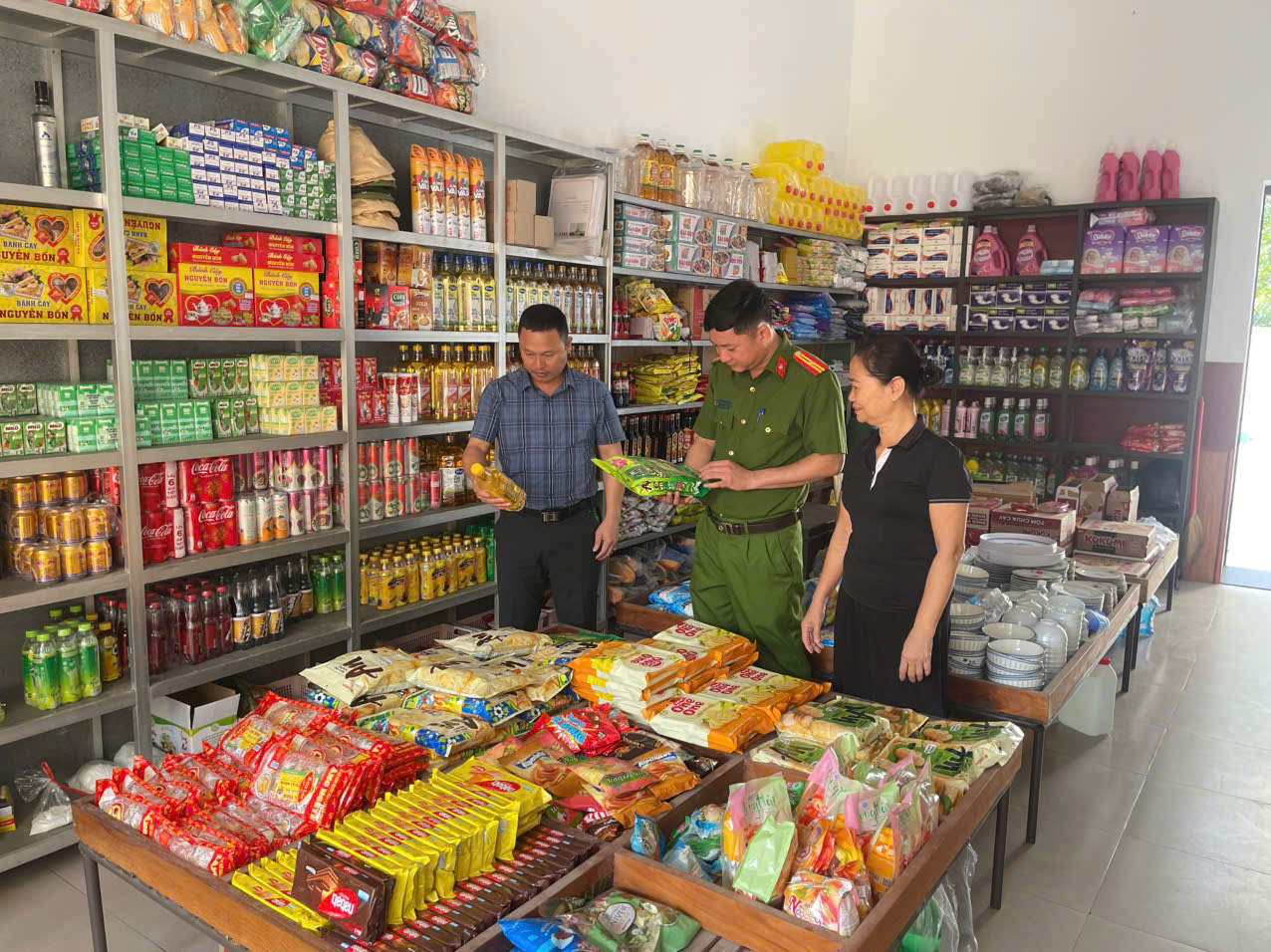 Công an xã Bắc Đông Hưng phối hợp với Phòng Kinh tế kiểm tra việc chấp hành vệ sinh an toàn thực phẩm theo quy định của pháp luật trên địa bàn xã