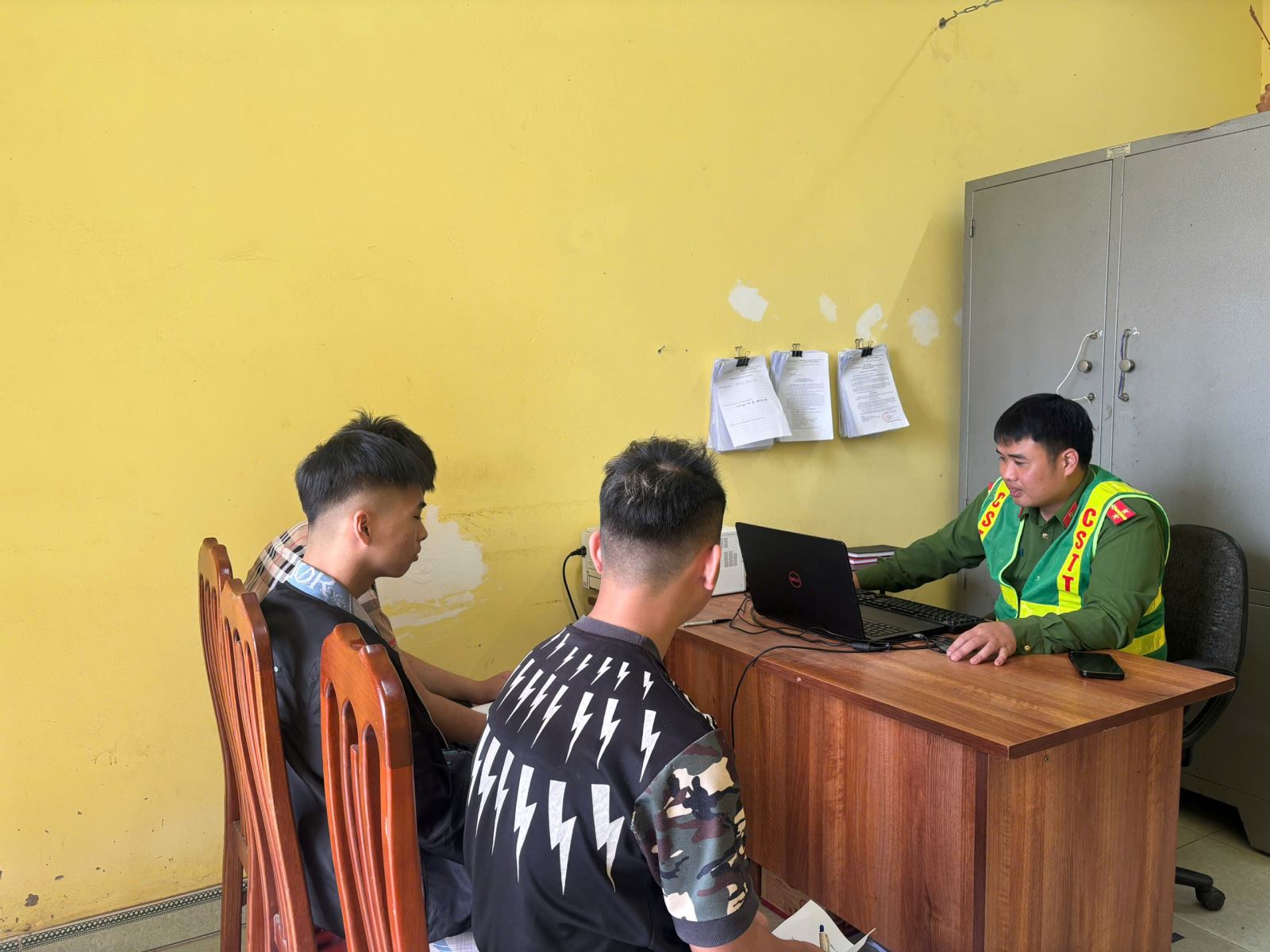 Công an xã Diên Hà tổ chức gọi hỏi, răn đe thanh thiếu niên hư phòng ngừa vi phạm pháp luật