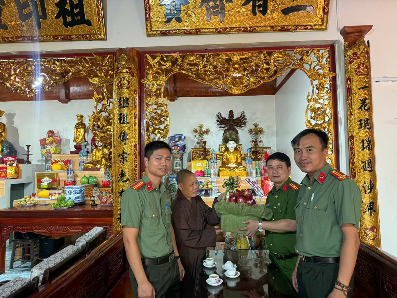 Công an xã Nam Tiên Hưng thăm, chúc mừng các chùa nhân dịp Đại lễ Phật đản