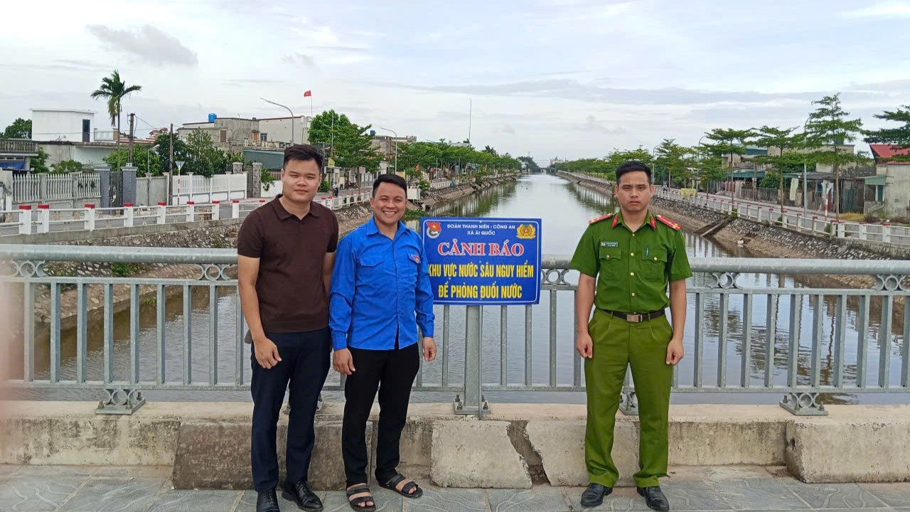 Công an xã Ái Quốc phối hợp cắm biển cảnh báo phòng, chống đuối nước: Chung tay bảo vệ trẻ em vì một mùa hè an toàn