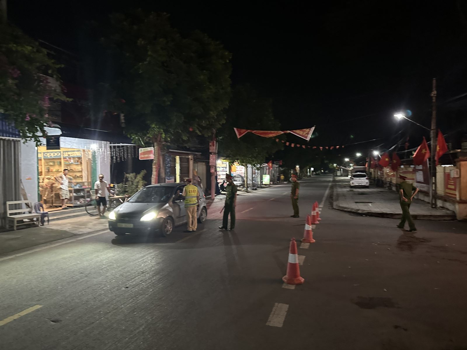 Công an xã Ngự Thiên phối hợp Phòng Cảnh sát giao thông kiểm tra nồng độ cồn, xử lý nghiêm các vi phạm trật tự an toàn giao thông
