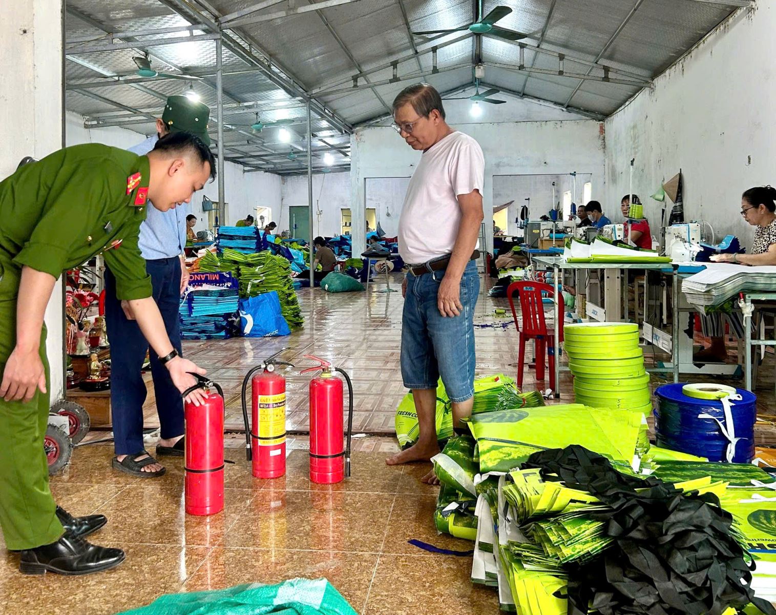 Công an xã Ngọc Lâm đẩy mạnh tuyên truyền, hướng dẫn các cơ sở, doanh nghiệp trên địa bàn xã thực hiện công tác phòng cháy, chữa cháy mùa nắng nóng