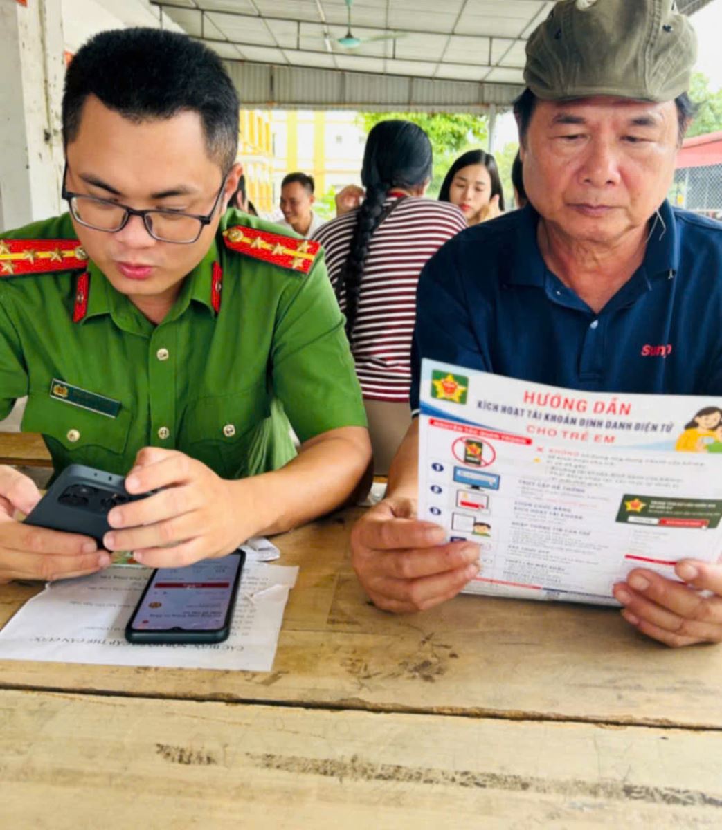 Công an xã Vũ Thư tăng cường kích hoạt tài khoản định danh điện tử và hướng dẫn Nhân dân tích hợp giấy tờ trên ứng dụng VNeID