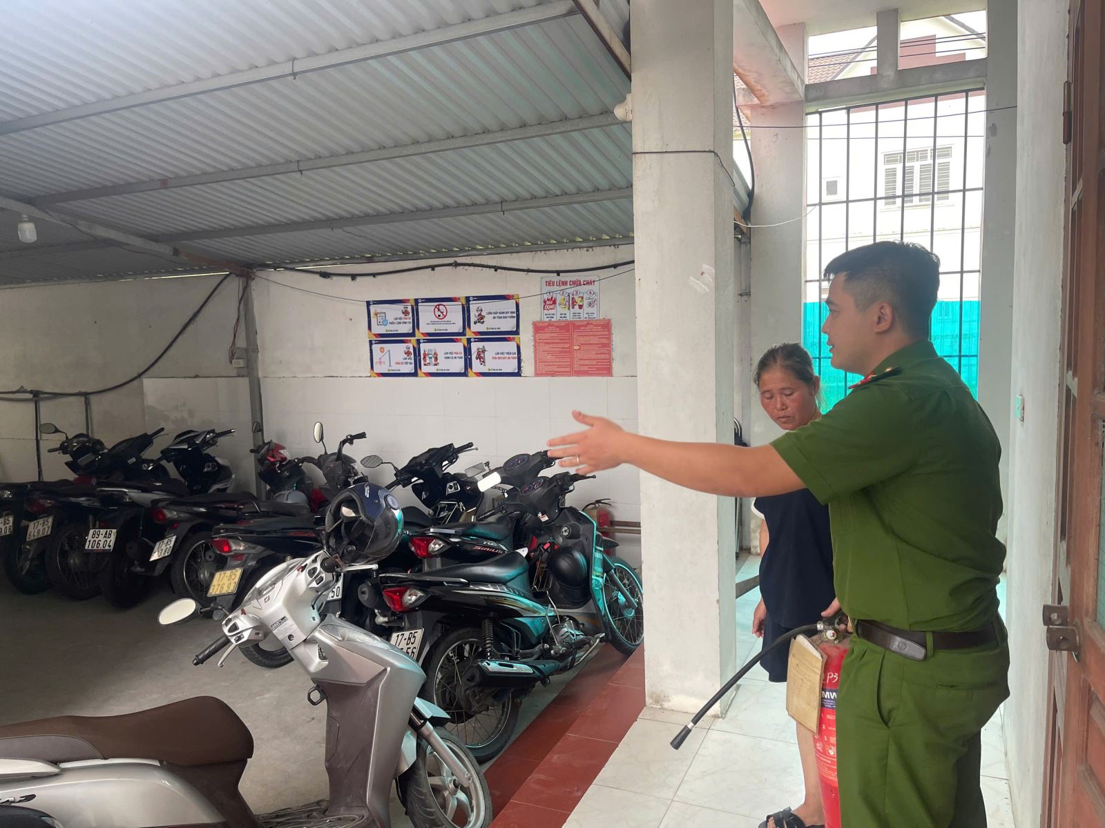 Công an xã A Sào thực hiện công tác đảm bảo an toàn phòng cháy, chữa cháy mùa nắng nóng 2026 trên địa bàn xã