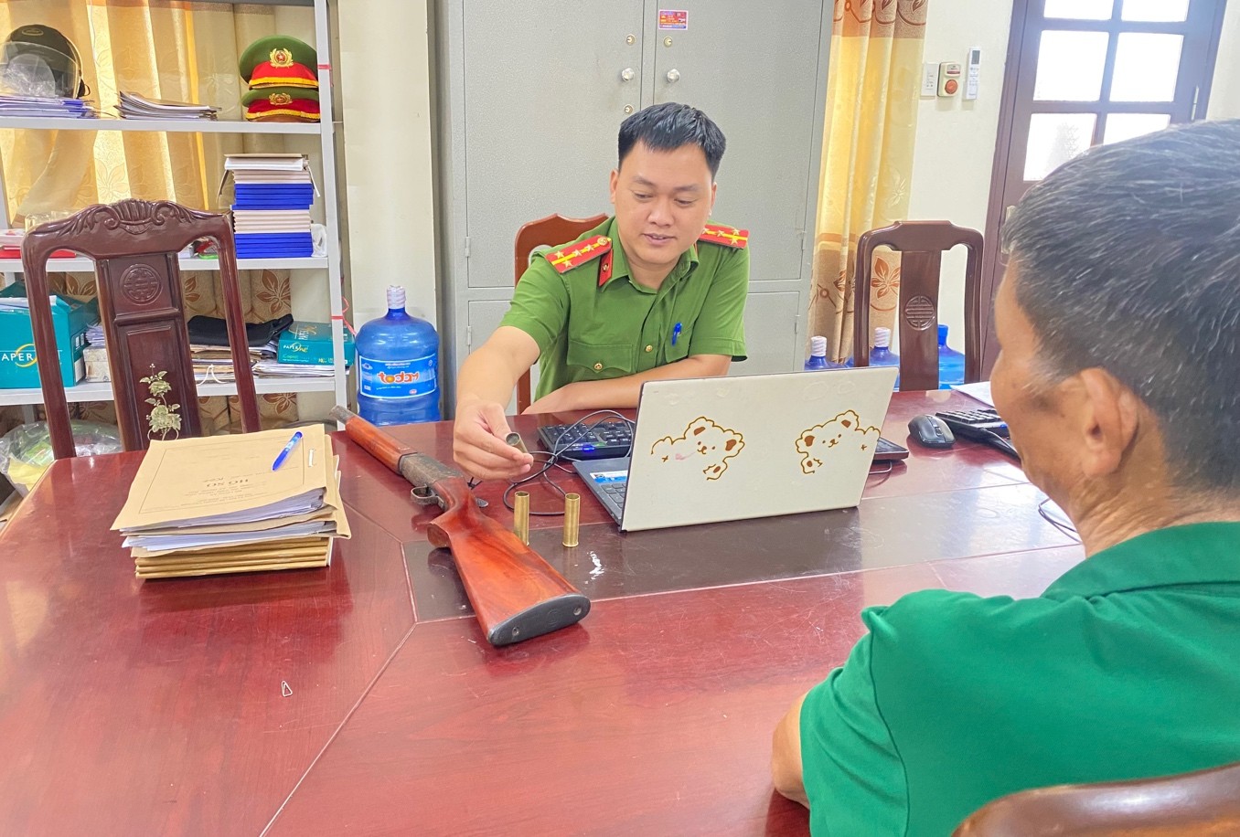 Công an xã Quỳnh Phụ tích cực vận động người dân trên địa bàn tự nguyện giao nộp vũ khí quân dụng nhằm phòng ngừa vi phạm pháp luật 