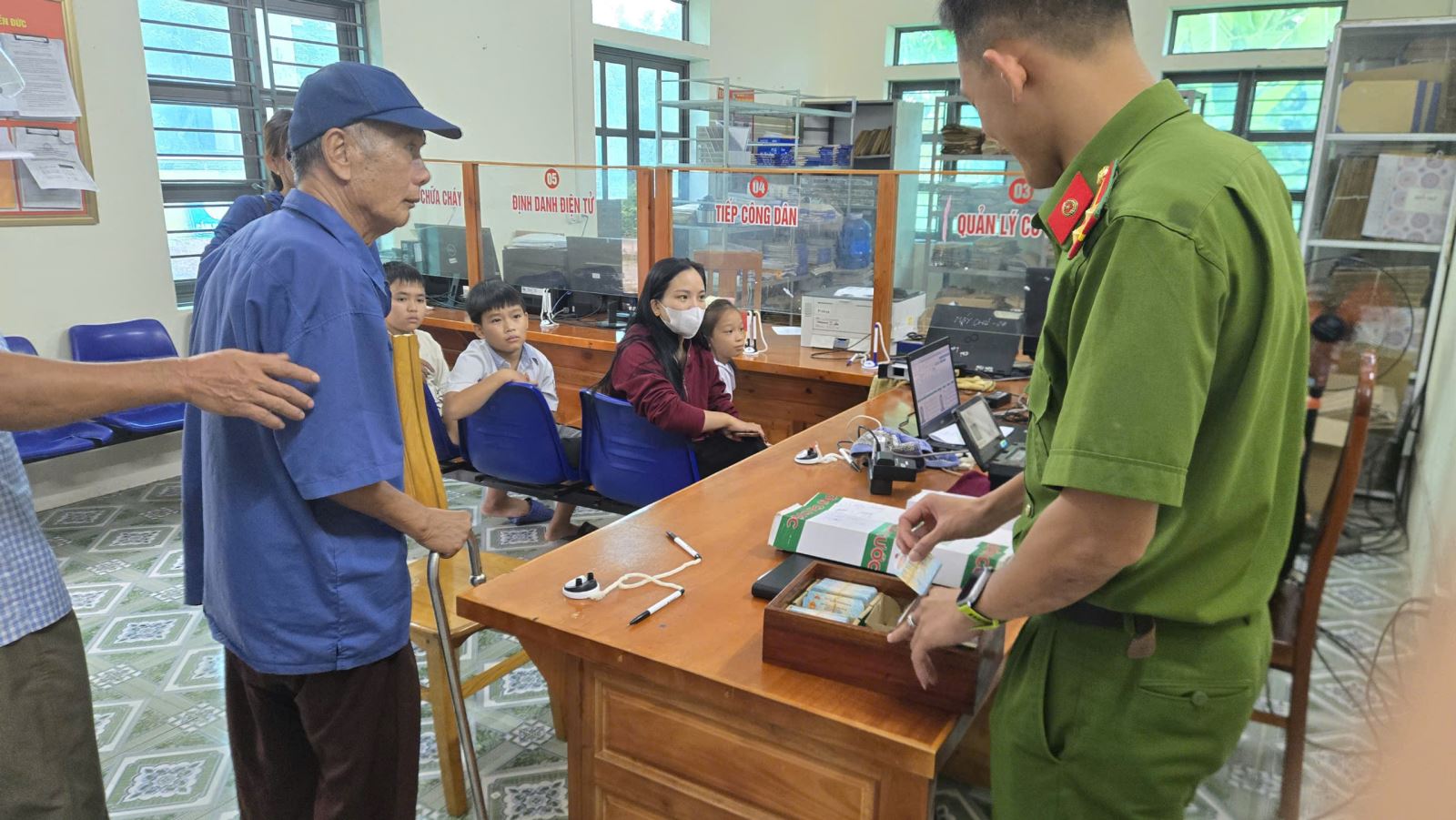 CÔNG AN XÃ LONG HƯNG VỚI MÔ HÌNH “NGÀY THỨ BẢY VÌ NHÂN DÂN PHỤC VỤ - HỖ TRỢ GIẢI QUYẾT THỦ TỤC HÀNH CHÍNH”