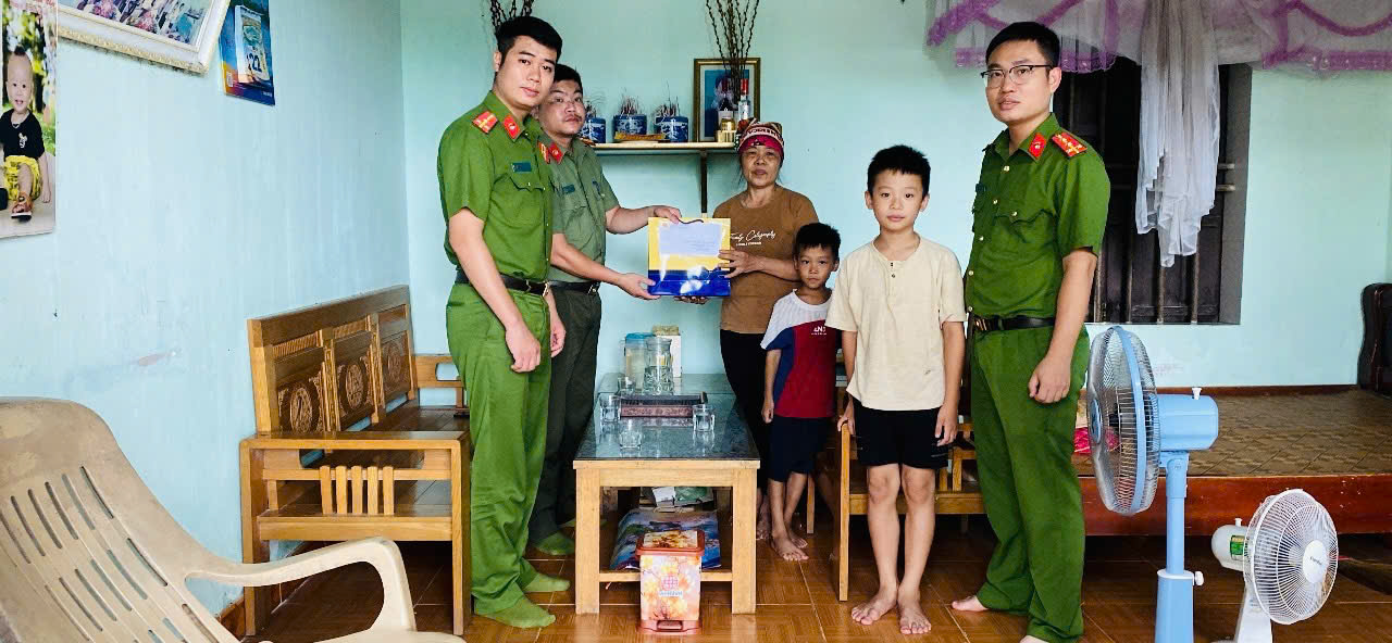 CHI ĐOÀN THANH NIÊN CÔNG AN XÃ BẮC ĐÔNG HƯNG  “ĐỒNG HÀNH CÙNG EM NHỎ – TIẾP SỨC TỚI TRƯỜNG”