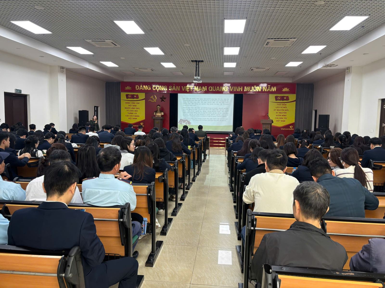 Phòng An ninh kinh tế đẩy mạnh công tác tuyên truyền, phổ biến pháp luật về công tác đảm bảo an ninh, an toàn tiền, tài sản và tội phạm cướp tài sản tại ngân hàng