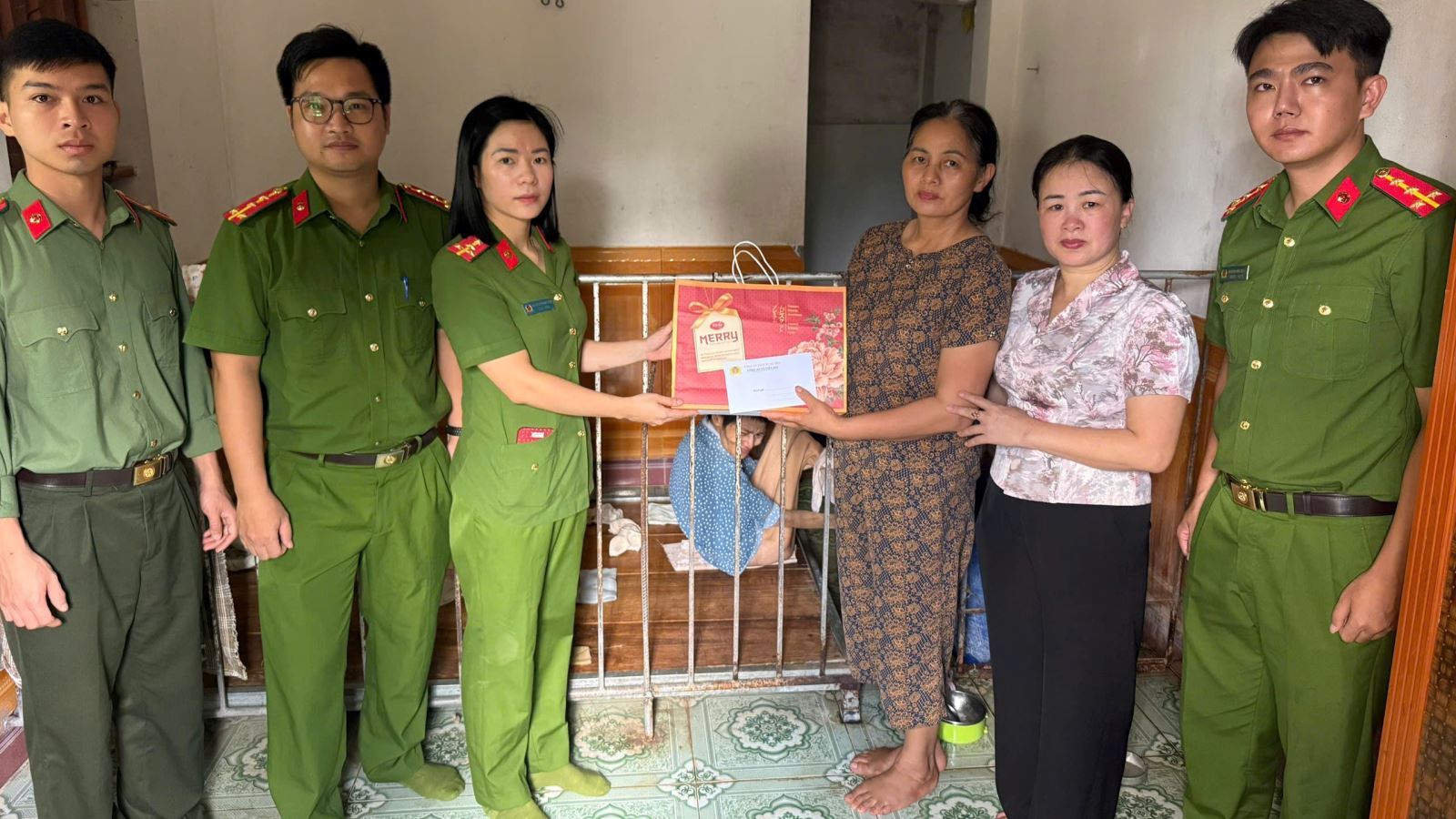 Công an xã Tiền Hải trao yêu thương, sẻ chia cùng các hộ gia đình khó khăn