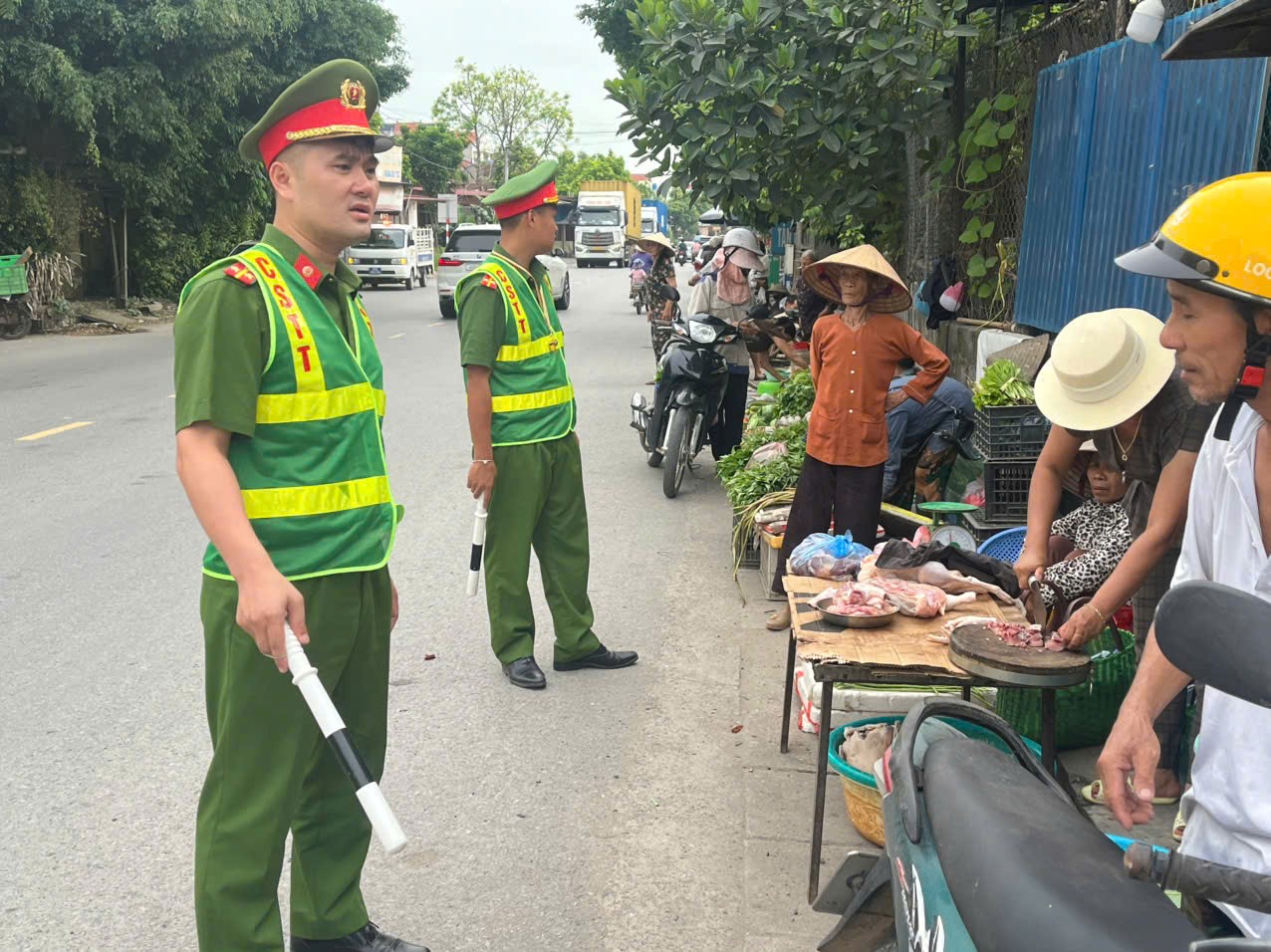 Công an xã Tiên Lữ tăng cường tuyên truyền, nhắc nhở các hộ kinh doanh không lấn chiếm hành lang an toàn giao thông