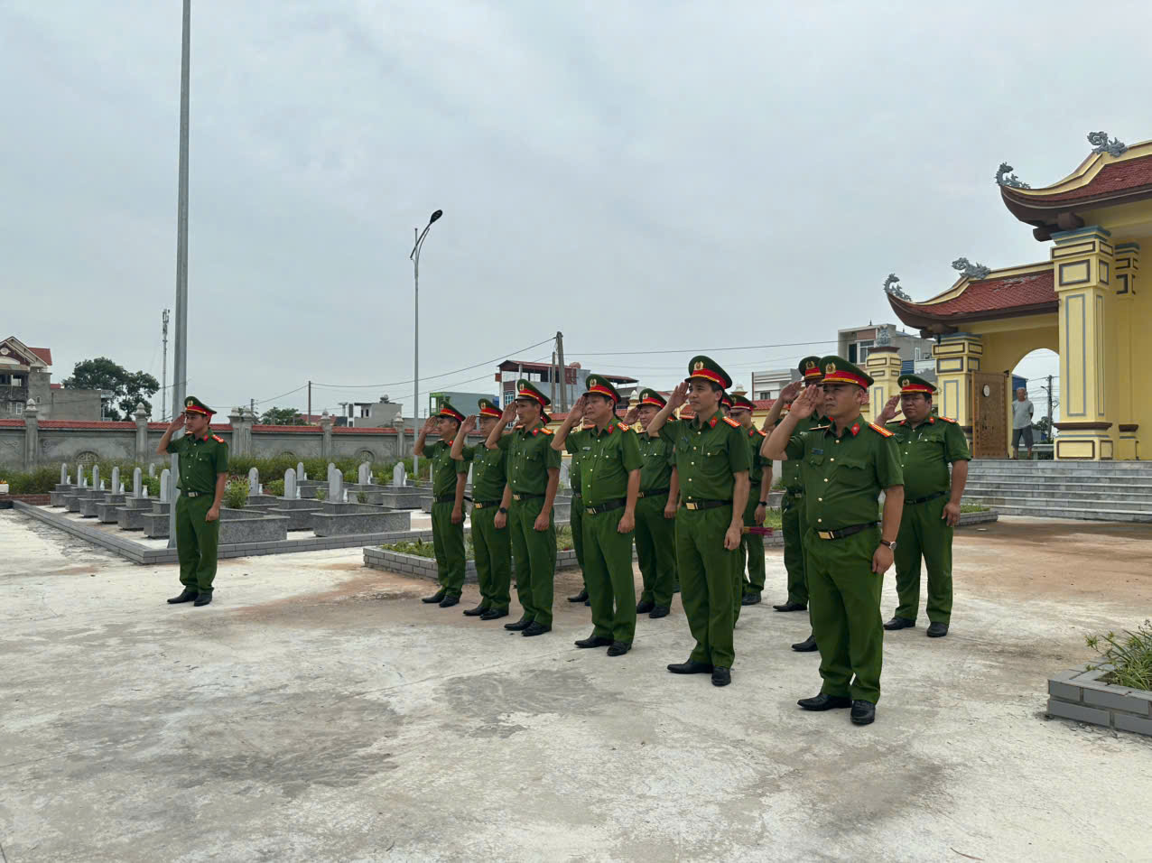 Công an xã Diên Hà tổ chức dâng hương, dâng hoa tưởng niệm các anh hùng liệt sỹ nhân kỷ niệm 79 năm ngày Thương binh – Liệt sỹ (27/7/1947-27/7/2026)