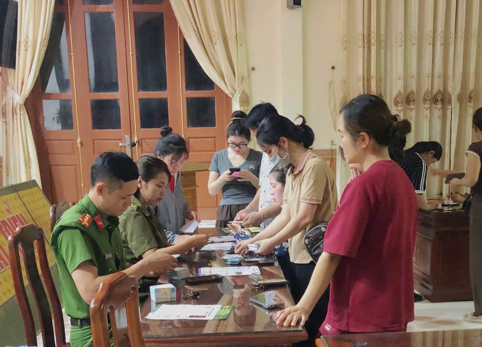 Công an xã Phụ Dực thể hiện quyết tâm cao độ trong hỗ trợ kích hoạt tài khoản định danh điện tử, tích hợp giấy tờ cho người dân