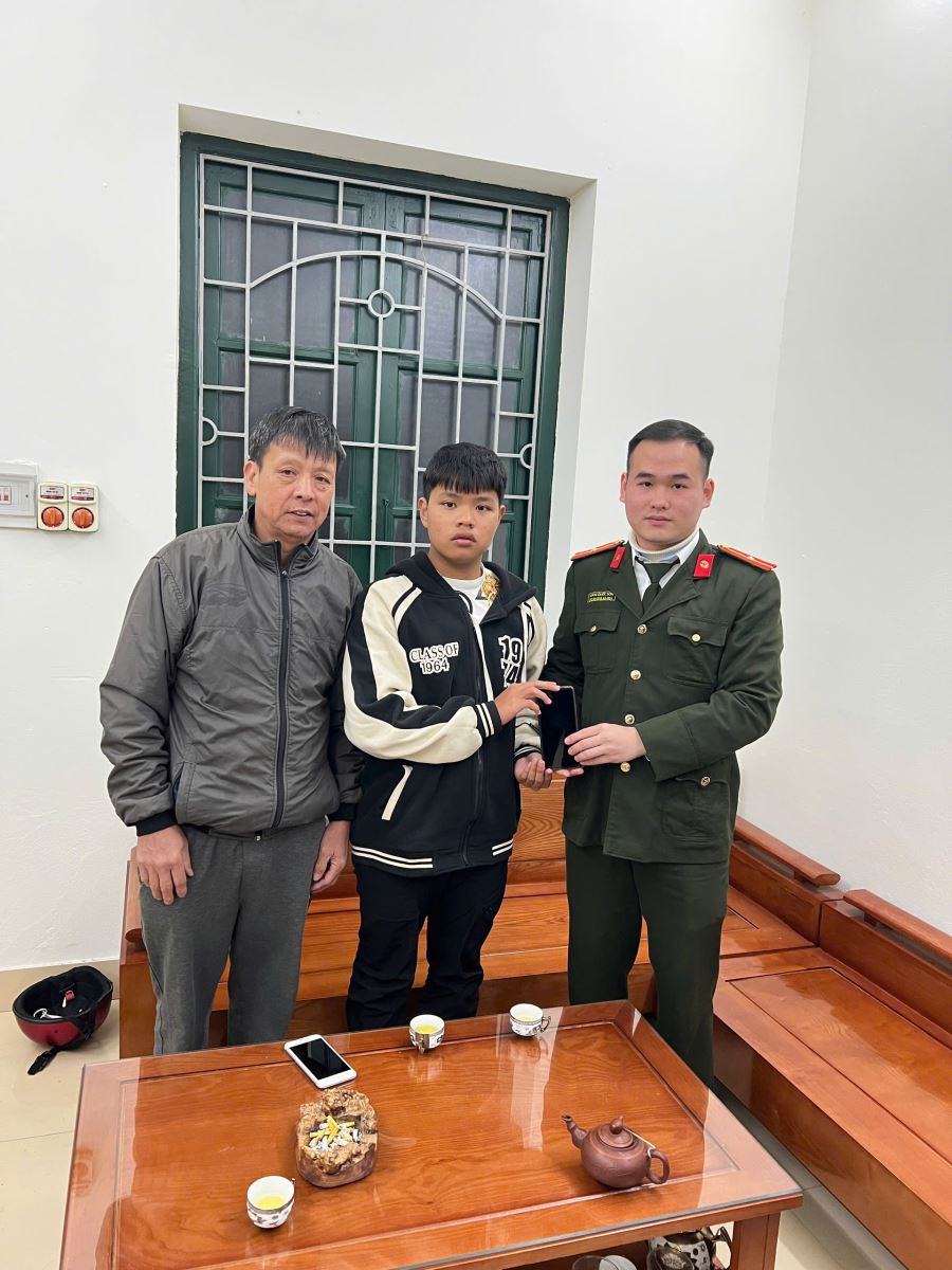 Công an xã Ân Thi nhặt được của rơi, trả lại người mất