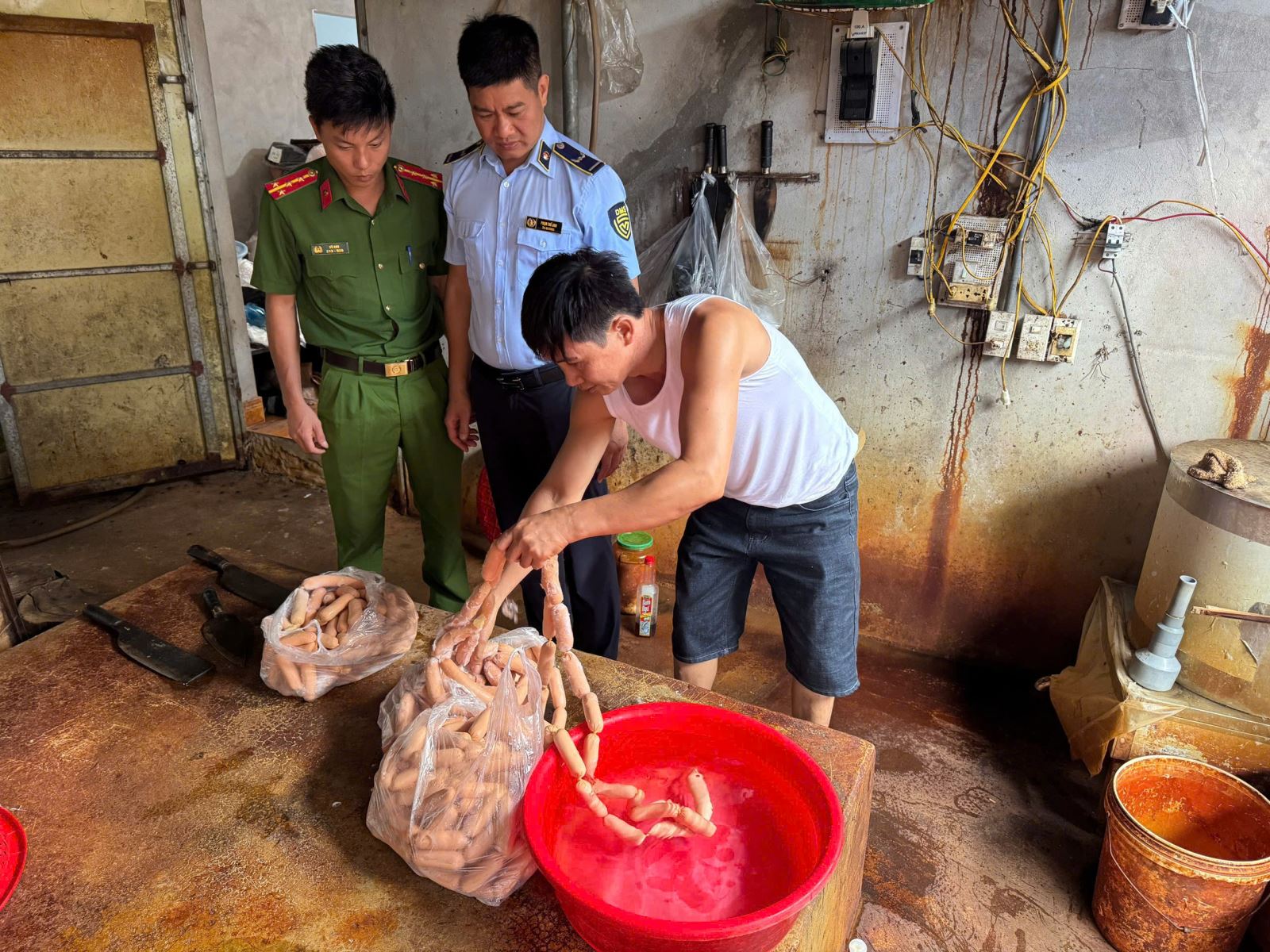 Công an xã A Sào phối hợp với các lực lượng chức năng kiểm tra vệ sinh an toàn thực phẩm trên địa bàn