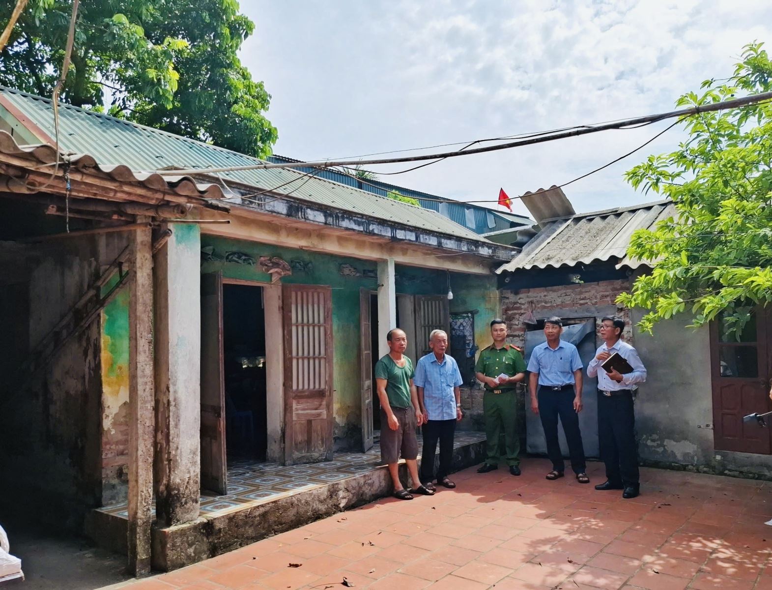 Công an xã Nguyễn Du phối hợp rà soát hộ nghèo, hộ cận nghèo có nhu cầu hỗ trợ nhà ở năm 2026
