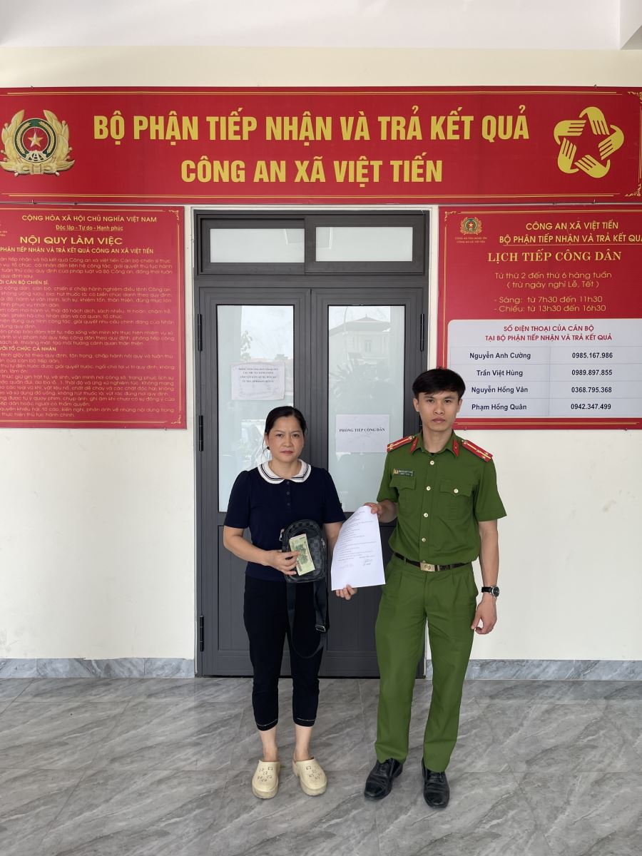 Công an xã Việt Tiến: Trao trả lại tài sản cho người đánh rơi