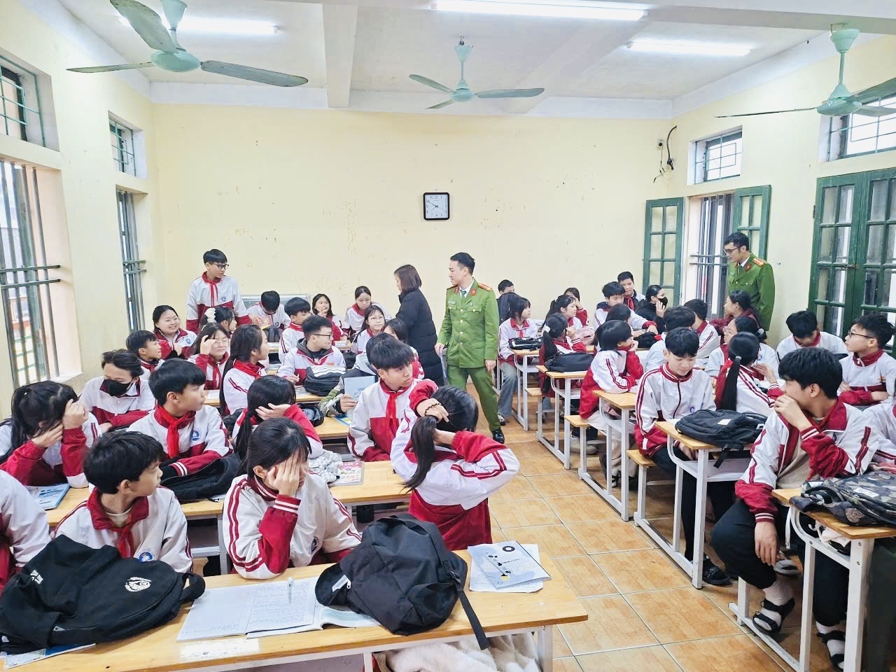 Công an xã Nguyễn Du kiểm tra việc chấp hành quy định pháp luật về quản lý, sử dụng vũ khí, vật liệu nổ, công cụ hỗ trợ và pháo đối với học sinh