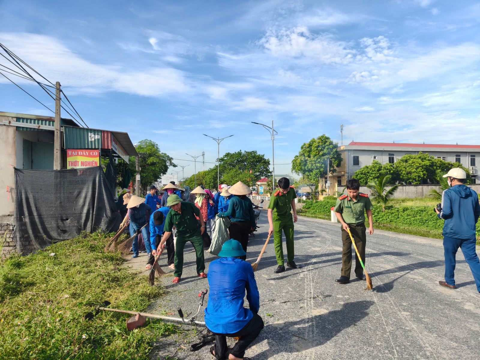 Công an xã Tây Thụy Anh chung tay bảo vệ môi trường, vì một Việt Nam xanh - sạch - đẹp
